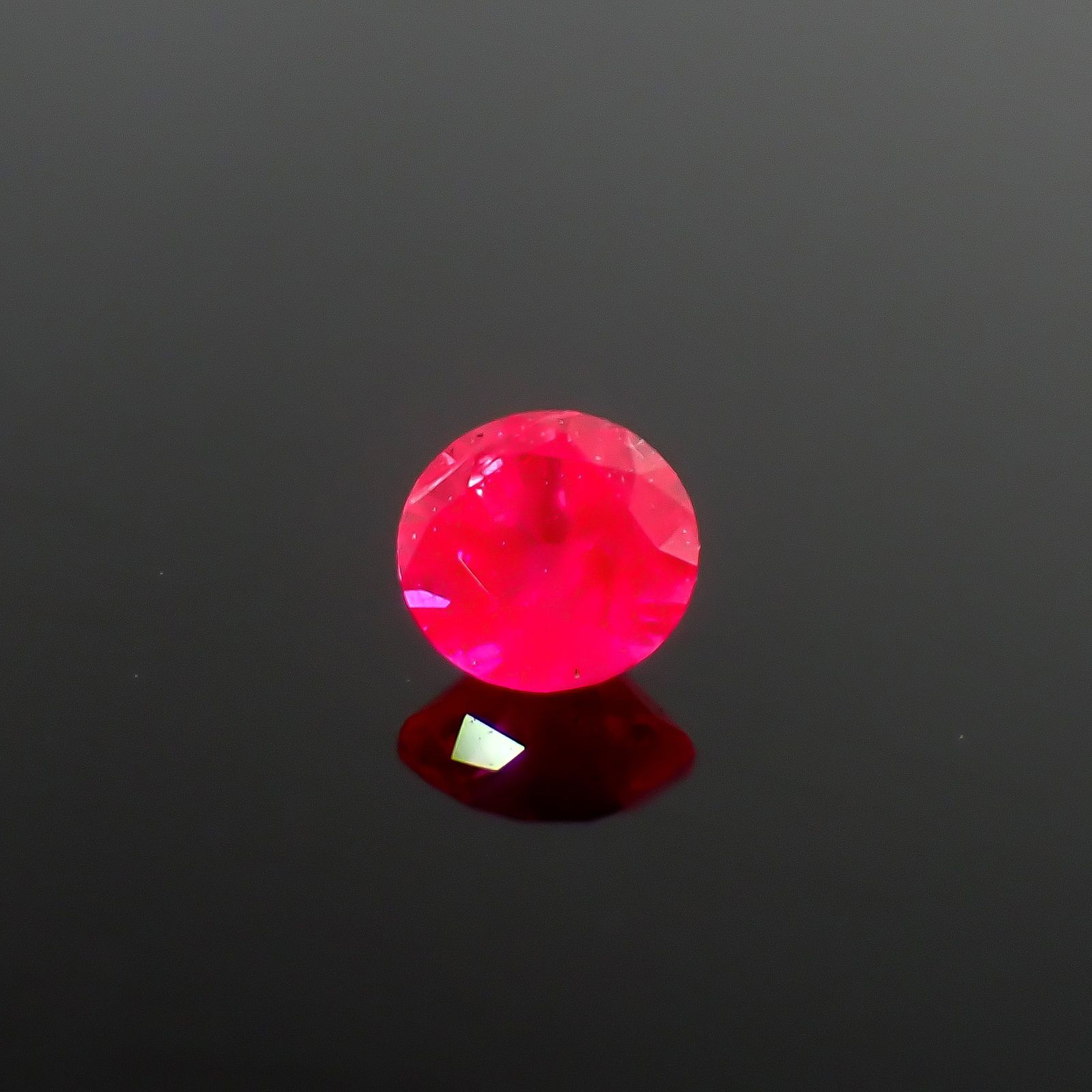ルビー グリーンランド産 0.14ct / 3x3mm前後 [261033227]