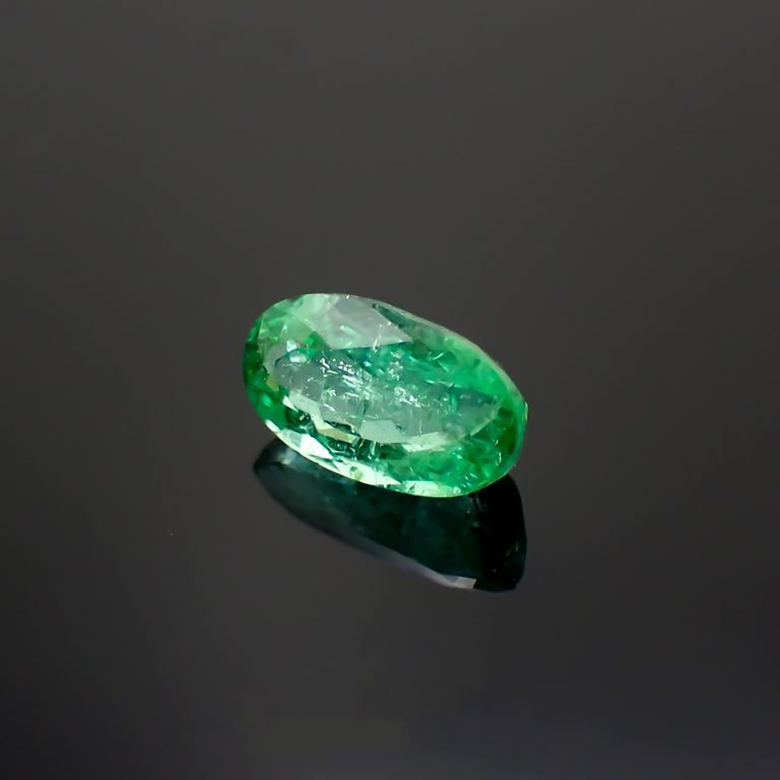 パライバトルマリン(宝石名トルマリン/別名パライバ・トルマリン)ブラジル産 ソ付(宝貴協) 0.675ct / 6.9x4mm前後 [260318784]