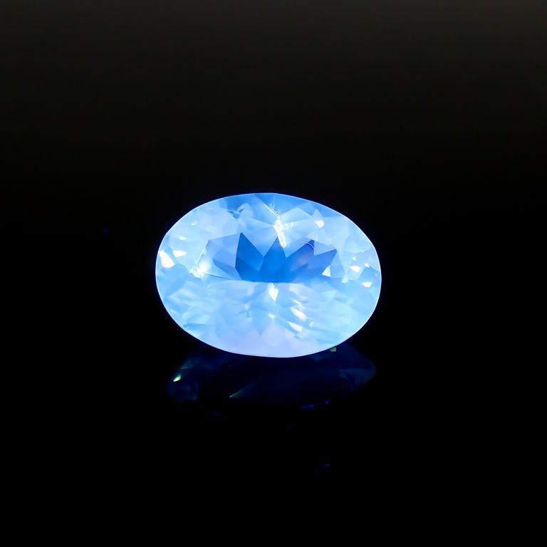 アラゴナイト フォスフォレッセンス(宝石名フォスフォレッセンス・アラゴナイト)チェコ共和国産 9.188ct ソ付(彩珠)[221018678]15.9x11.7mm前後
