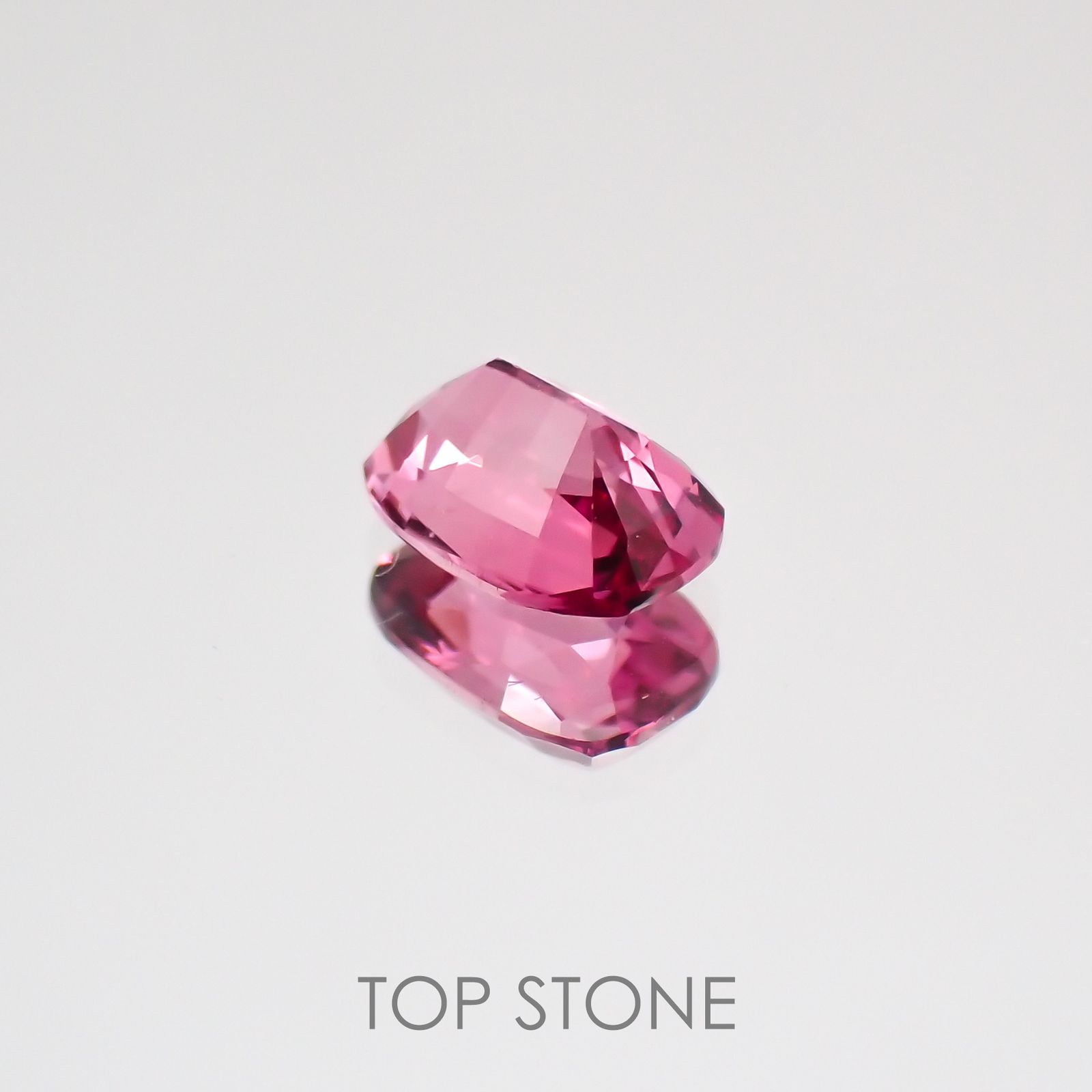 ホットピンクスピネル(宝石名ピンク・スピネル) タンザニア産 0.36ct 識別済[210510857]4.9×3.4mm前後