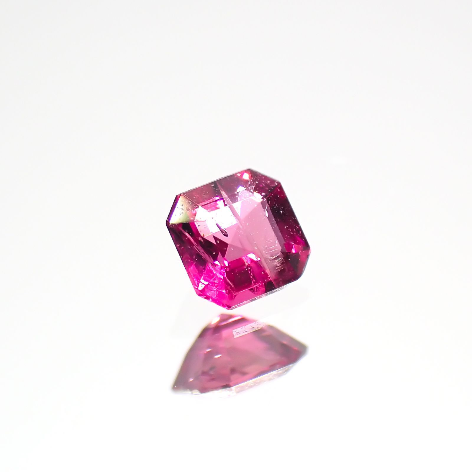 レッドベリル(宝石名レッド・ベリル)アメリカ・ユタ州産 0.10ct 識別済[220515849]2.9x2.7mm前後