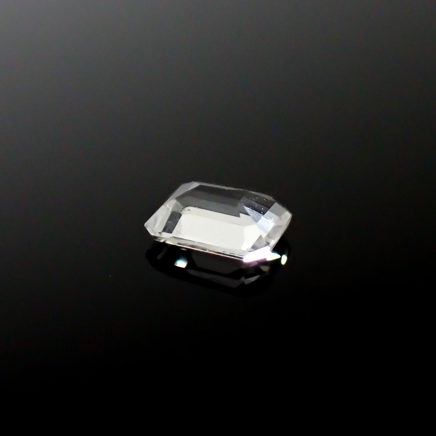 テネブレッセンススキャポライト アフガニスタン産 0.17ct / 4.2x3.1mm前後 [260532257]