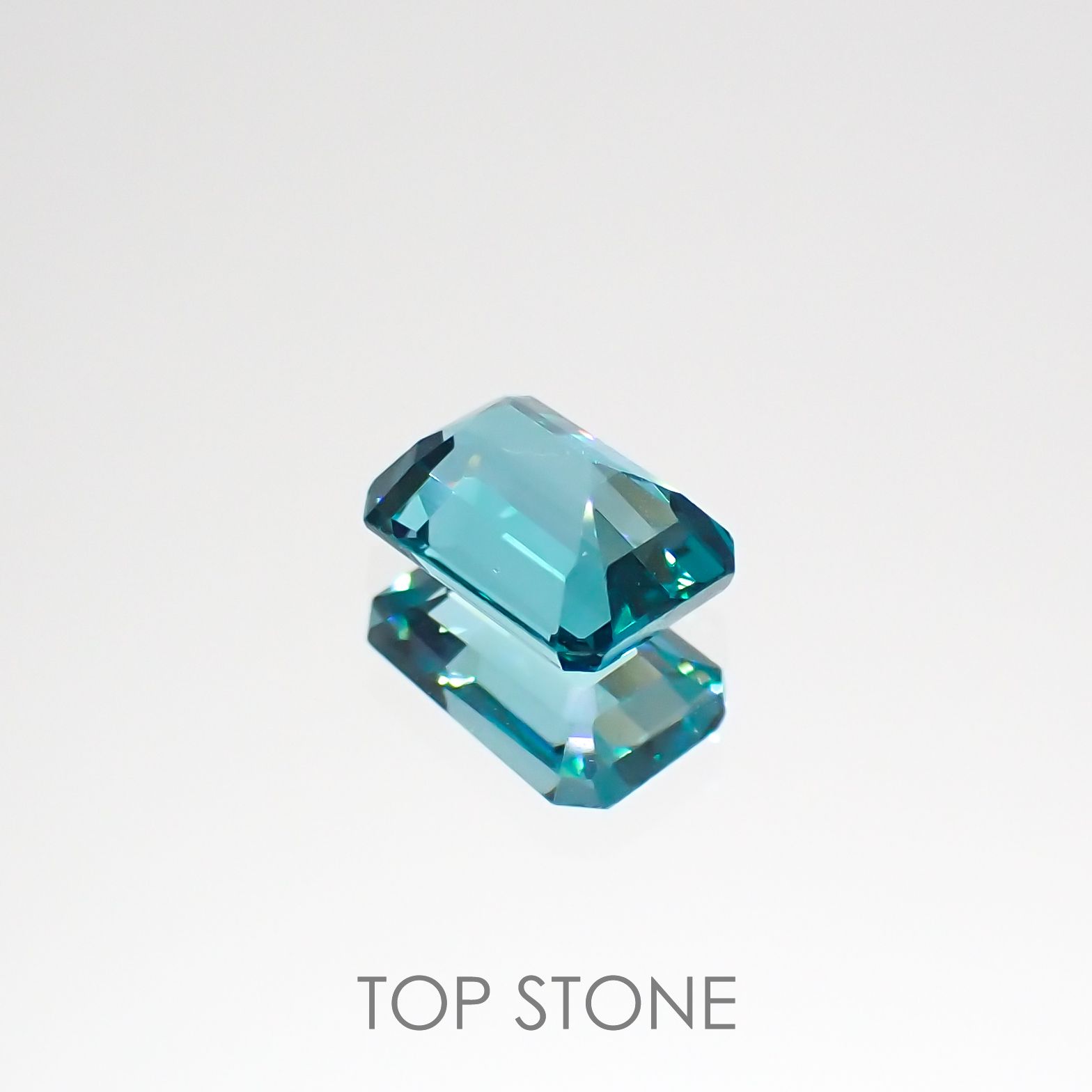 ブルーグリーンアパタイト(宝石名アパタイト)マダガスカル産 0.53ct 識別済[220616660]5.7x3.8mm前後