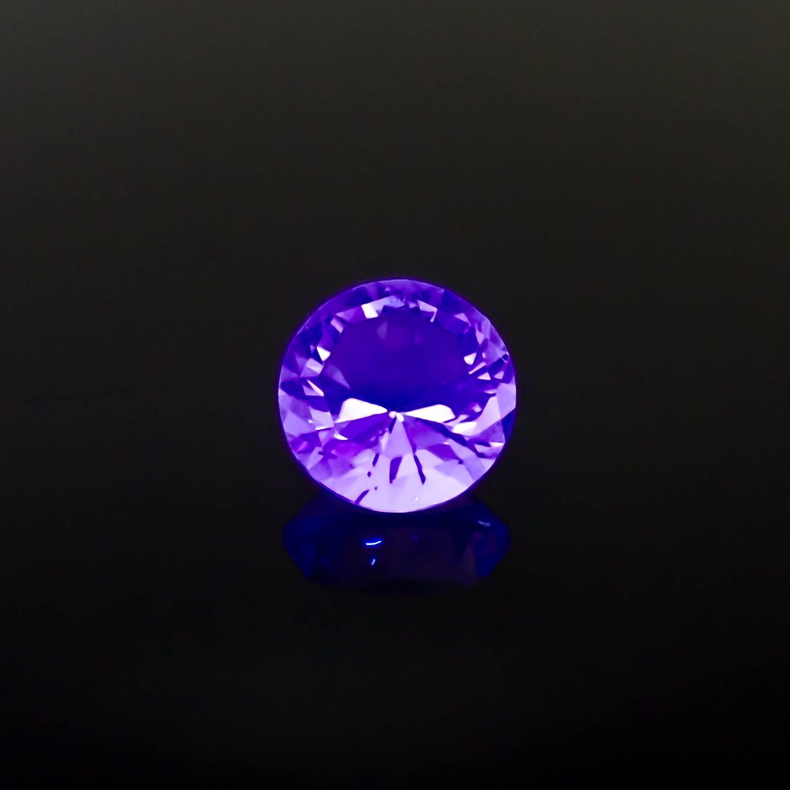 カラーレスフローライト フルオレッセンス イギリス産 3.04ct [250430155]8.8x8.7mm前後