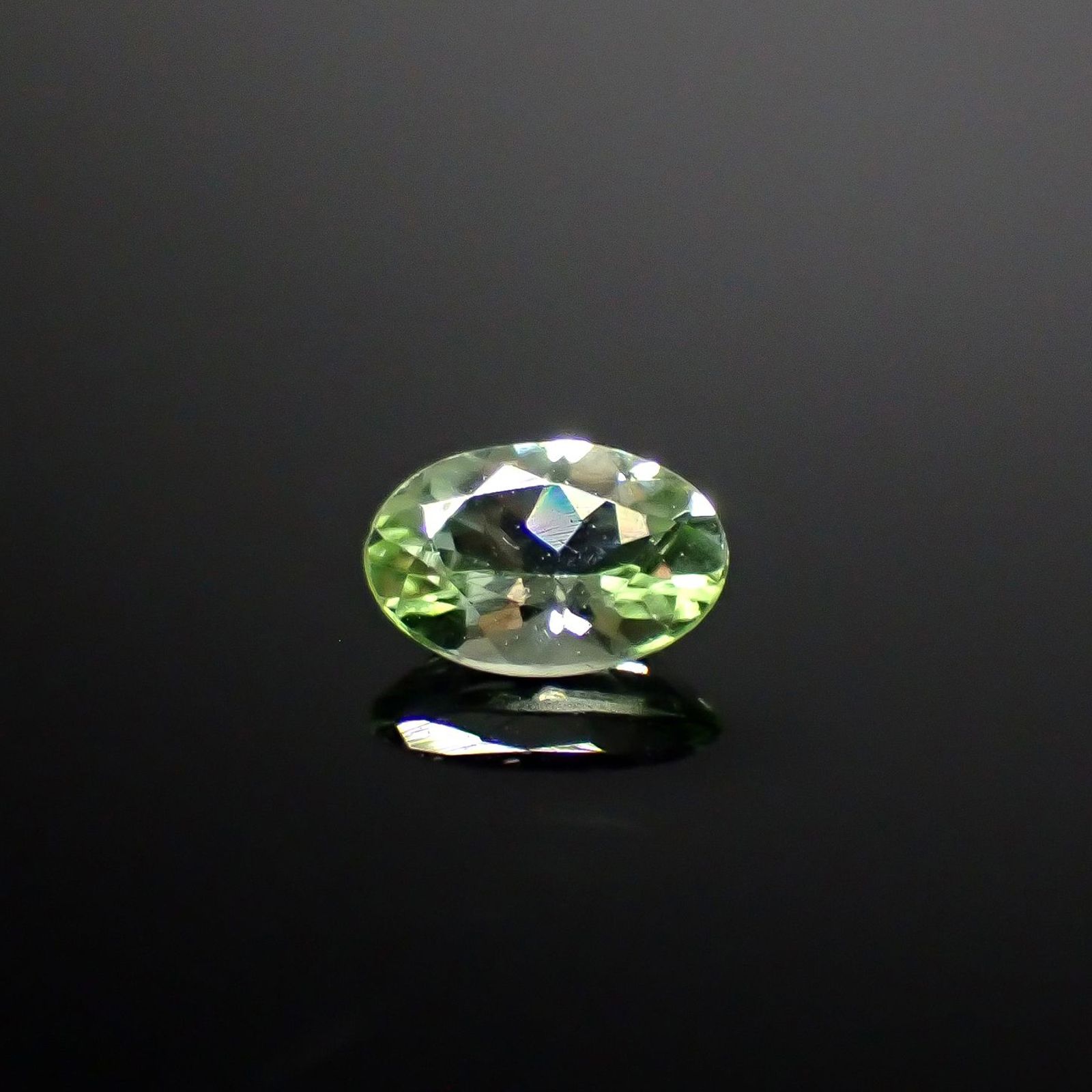 ミントペリドット パキスタン/ノルウェー産 0.46ct / 6.2x4.1mm前後 [250730637]
