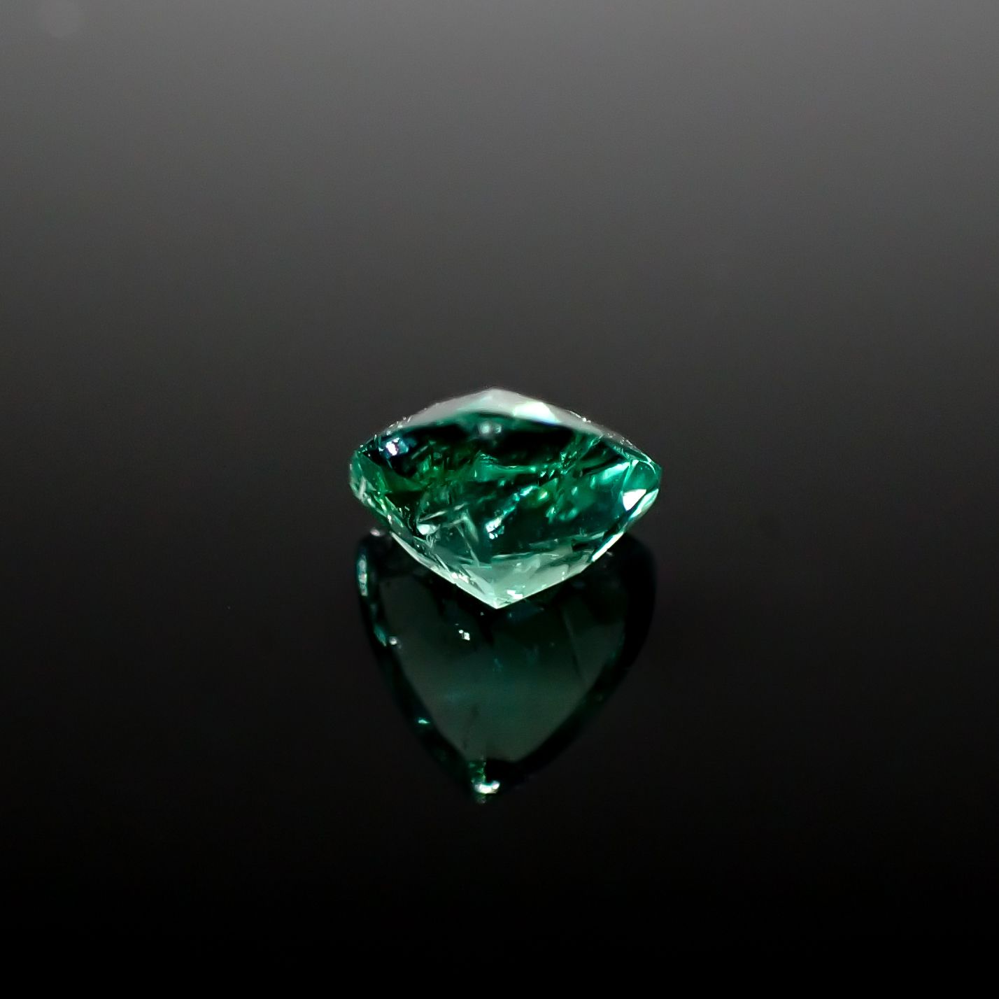 パライバトルマリン(宝石名トルマリン/別名パライバ・トルマリン)ブラジル・キントス鉱山産 0.471ct ソ付(宝貴協)[240928714]5.17x5.31mm前後