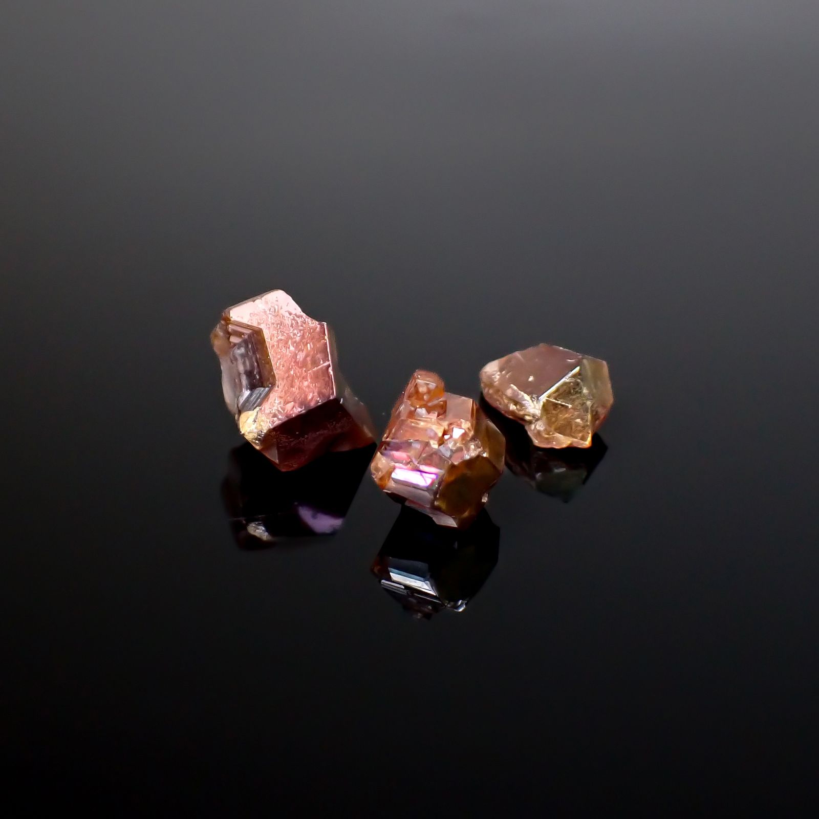 レインボーガーネット原石3個セット 日本・奈良県産 15.88ct(3pcs合計) / 9.1-11.0x8.0-9.4mm前後 [260432082]