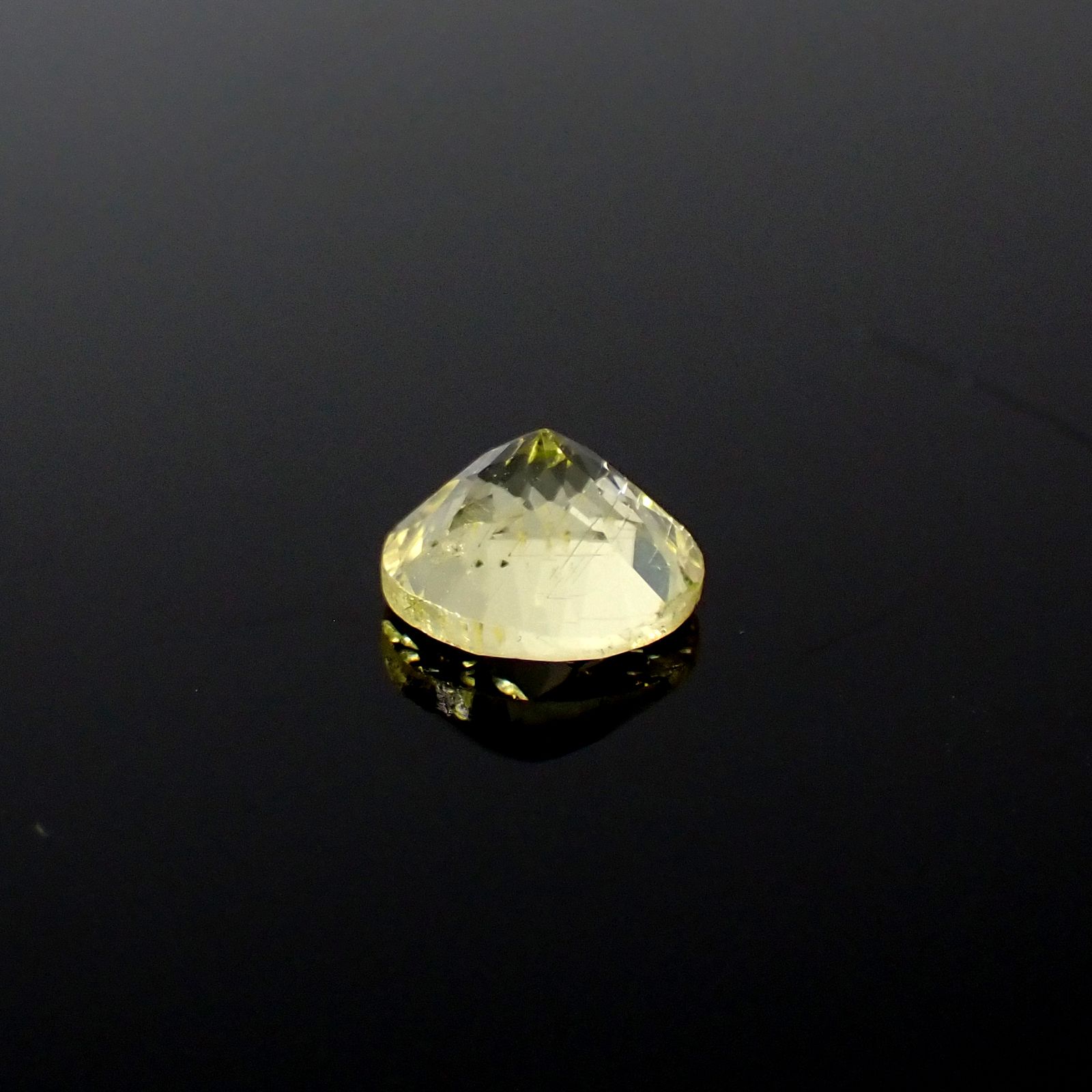 イエローダンビュライト タンザニア産 0.94ct[240125461]6.2x6.2mm前後