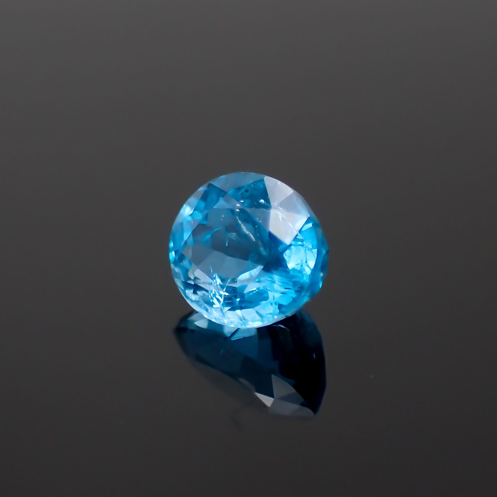 アウイナイト フルオレッセンス(宝石名アウイナイト)ドイツ産 0.586ct ソ付(彩珠)[230722990]5.9x5mm前後
