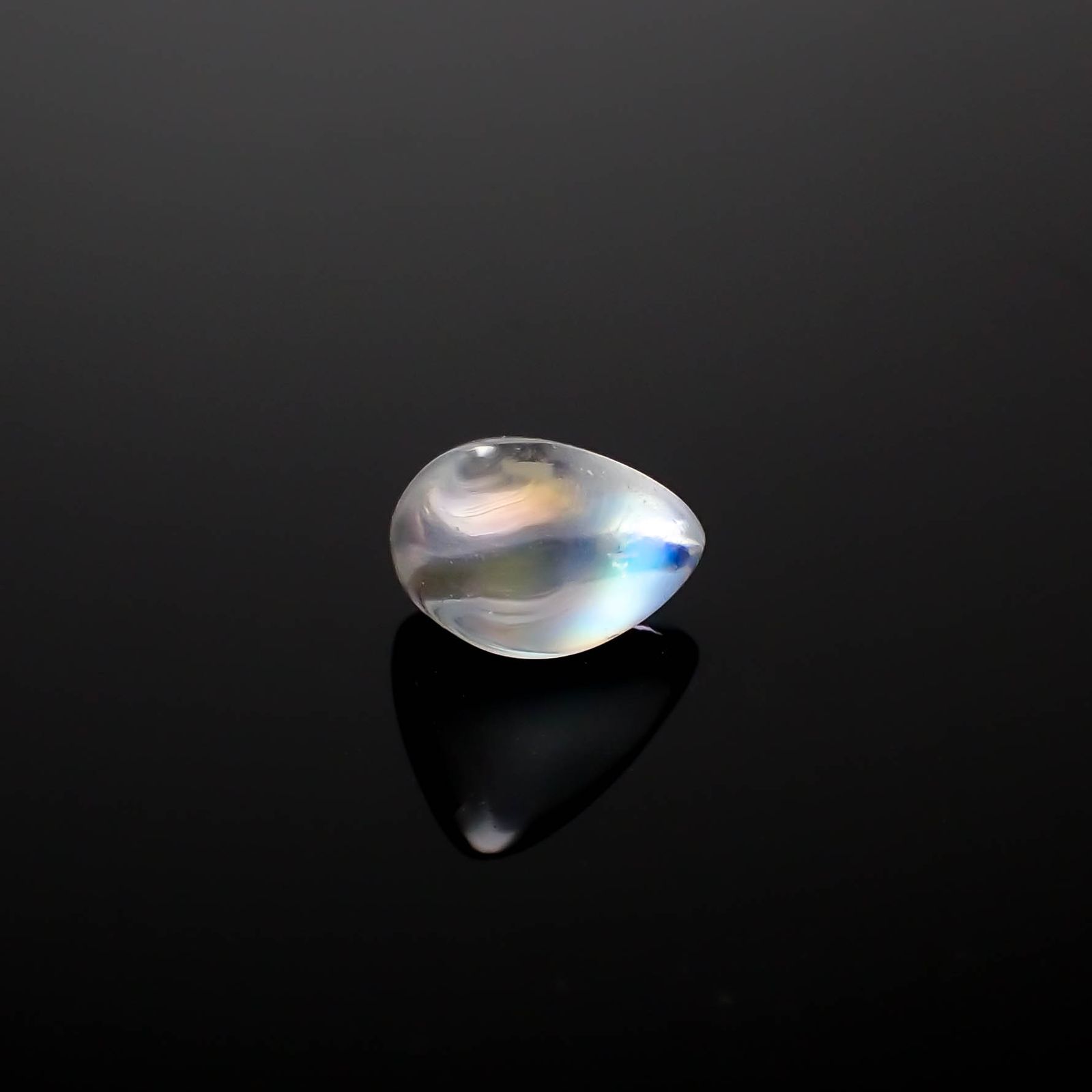 ◇バフカット◇レインボームーンストーン(宝石名ラブラドライト)マダガスカル産 1.080ct ソ付(彩珠)[240427199]7.1x5.9mm前後