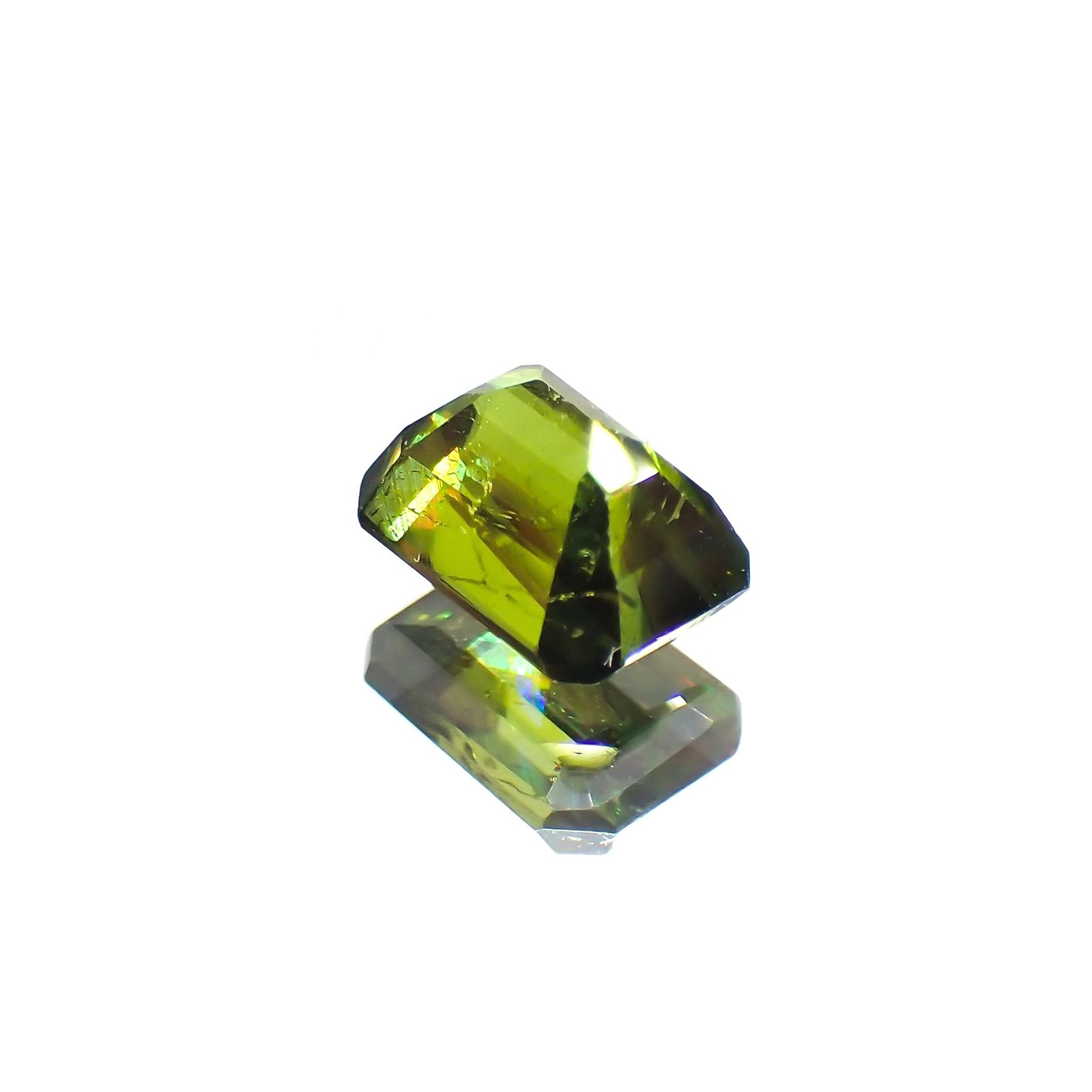 スフェーン(宝石名スフェーン)パキスタン産 識別済 0.77ct / 5.8x4mm前後 [220114124]