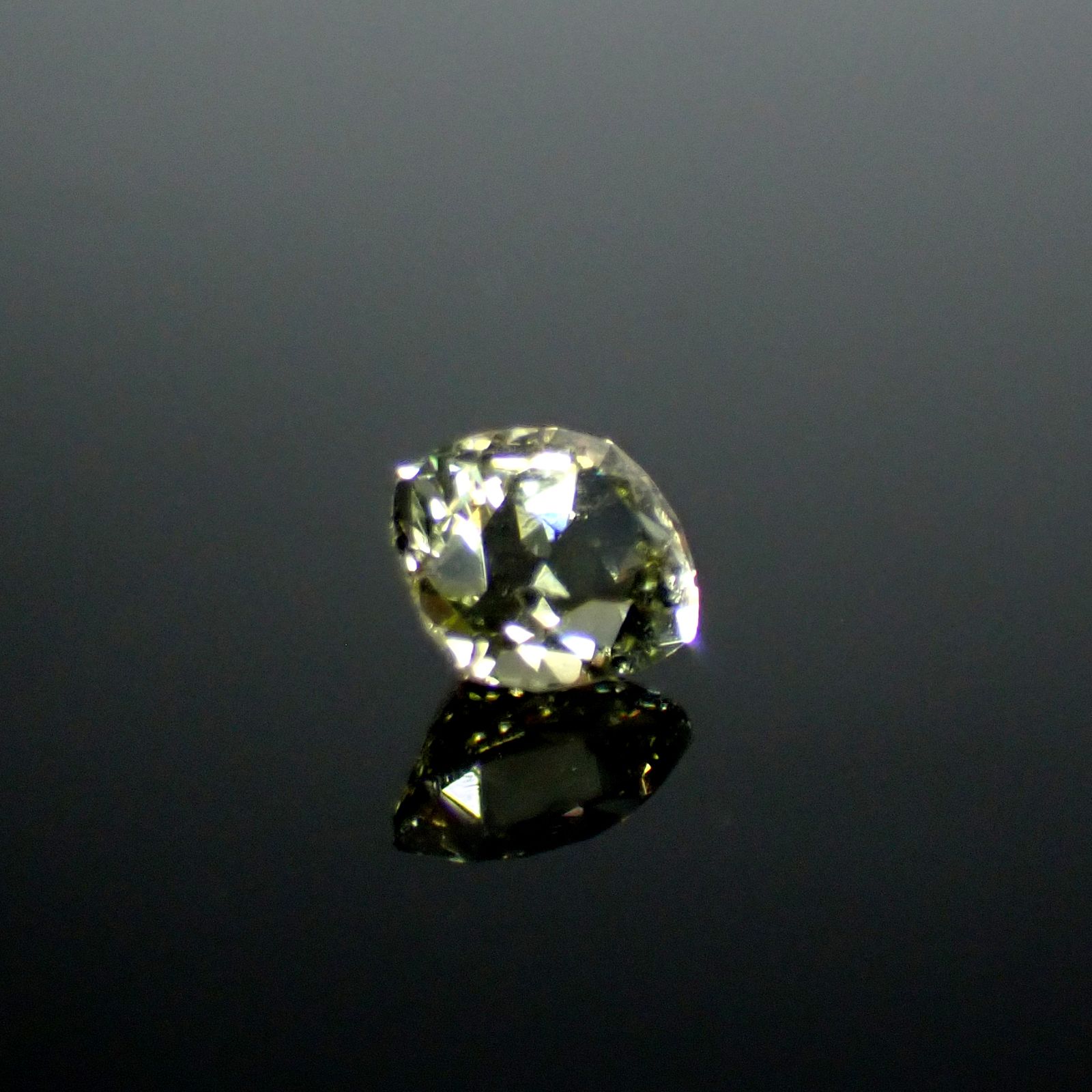 コーネルピン スリランカ産 0.74ct / 5.6x5.1mm前後 [251031235]