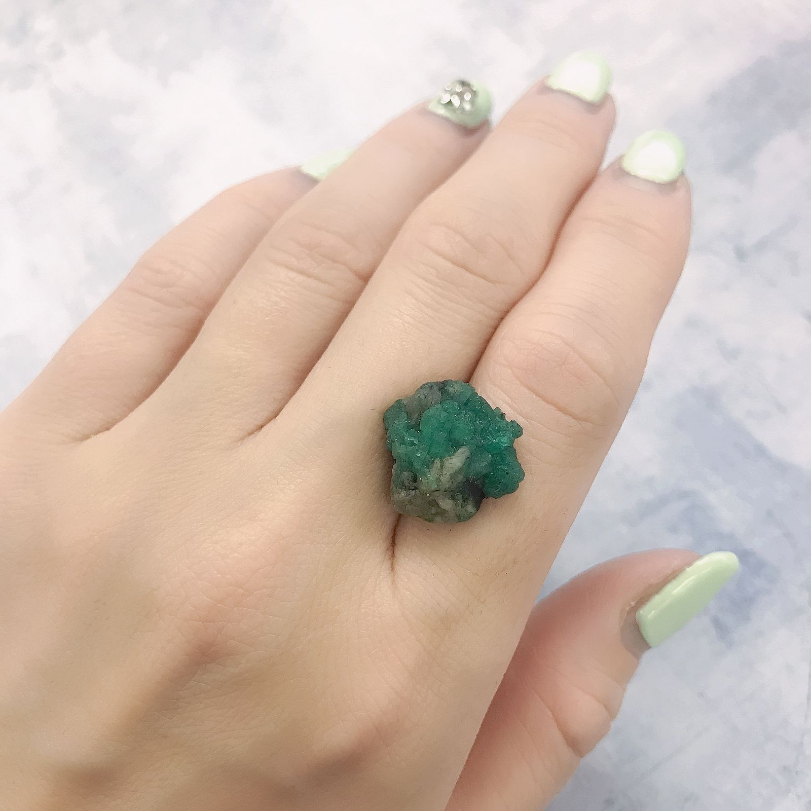 エメラルド原石 コロンビア産 9.53ct[220115506]15.7x14.9mm前後