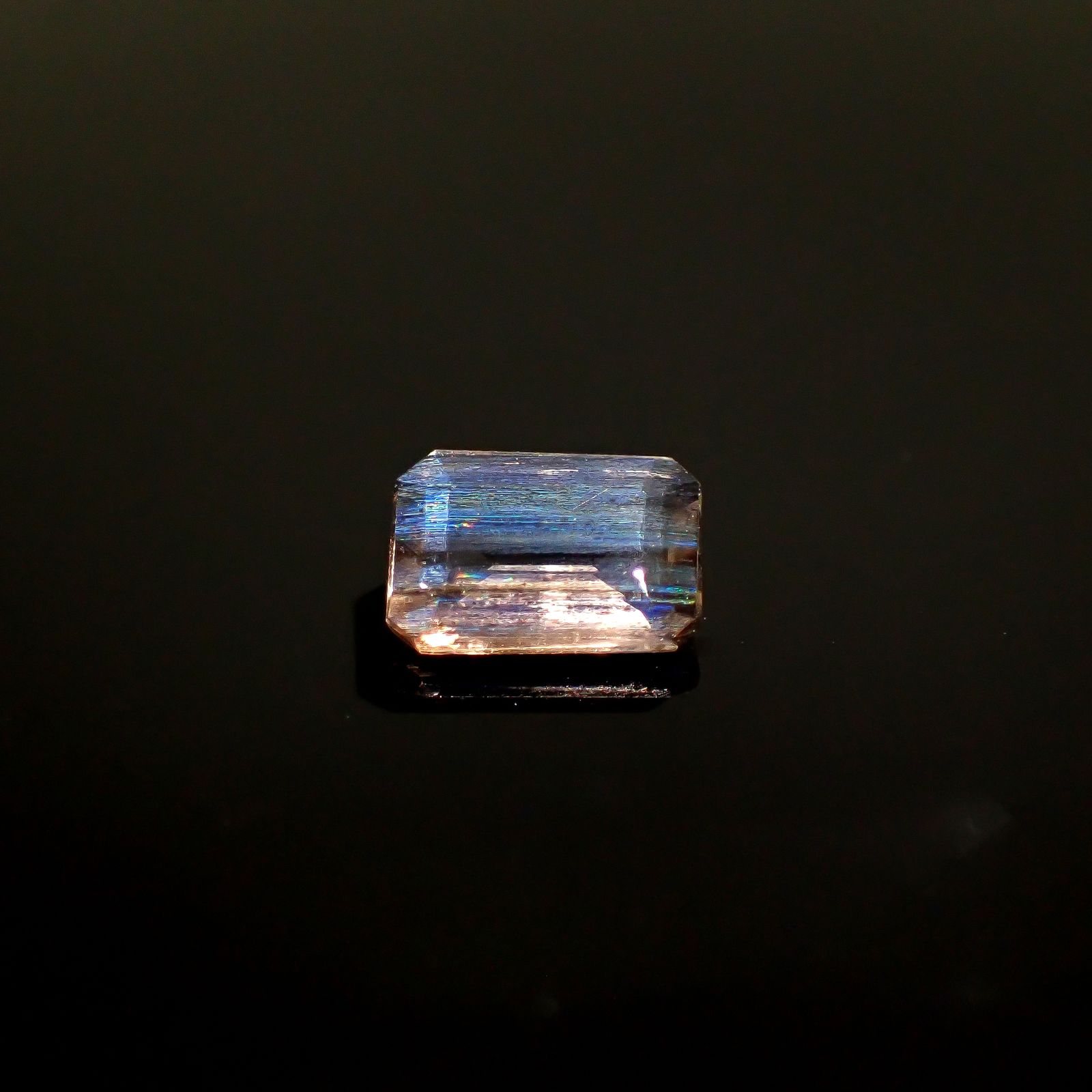 レインボースキャポライト ブラジル産 1.05ct / 8x5.8mm前後 [250931047]