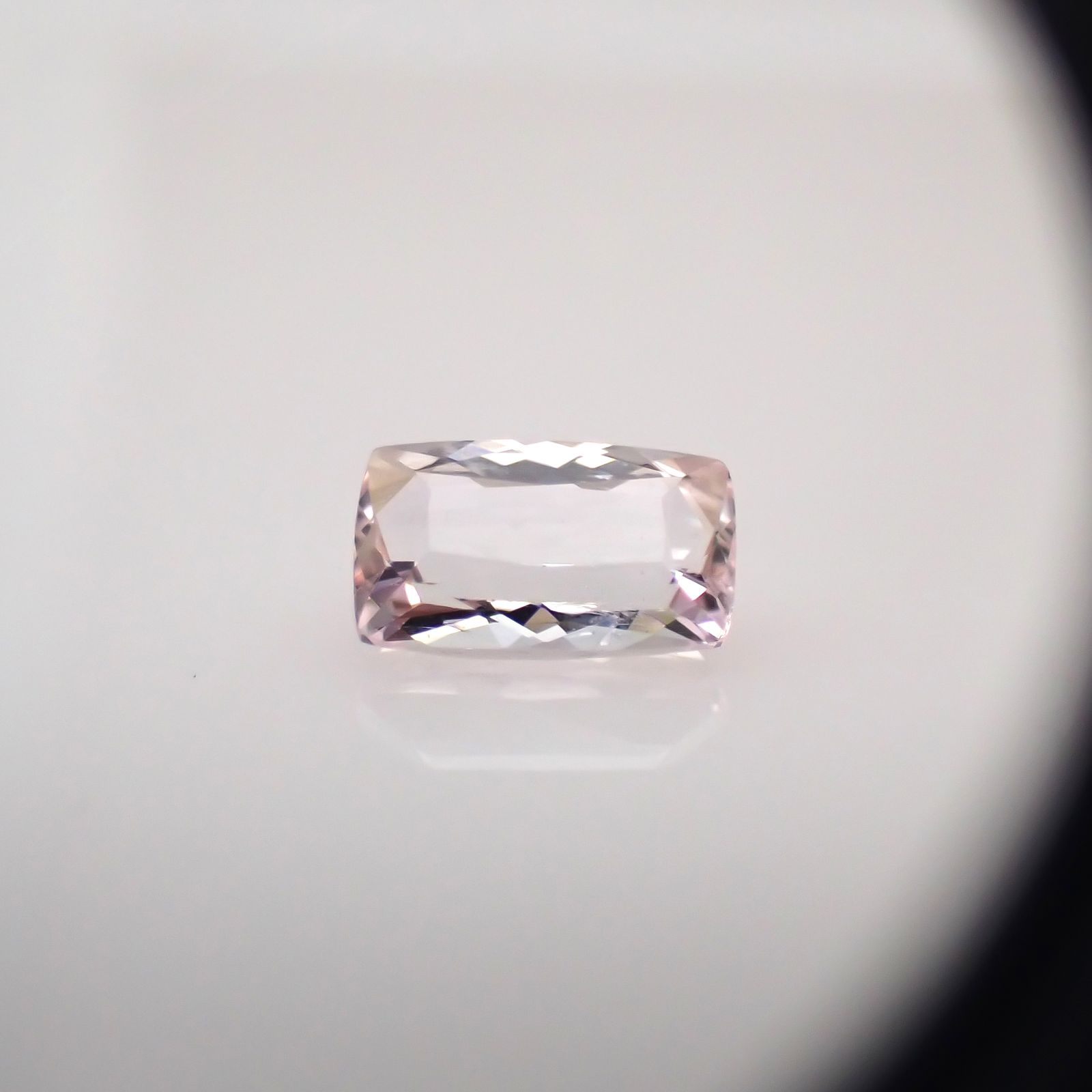 ピンクゾイサイト(宝石名ピンク・ゾイサイト)タンザニア産 0.670ct ソ付(彩珠)[241129503]6.5x3.9mm前後
