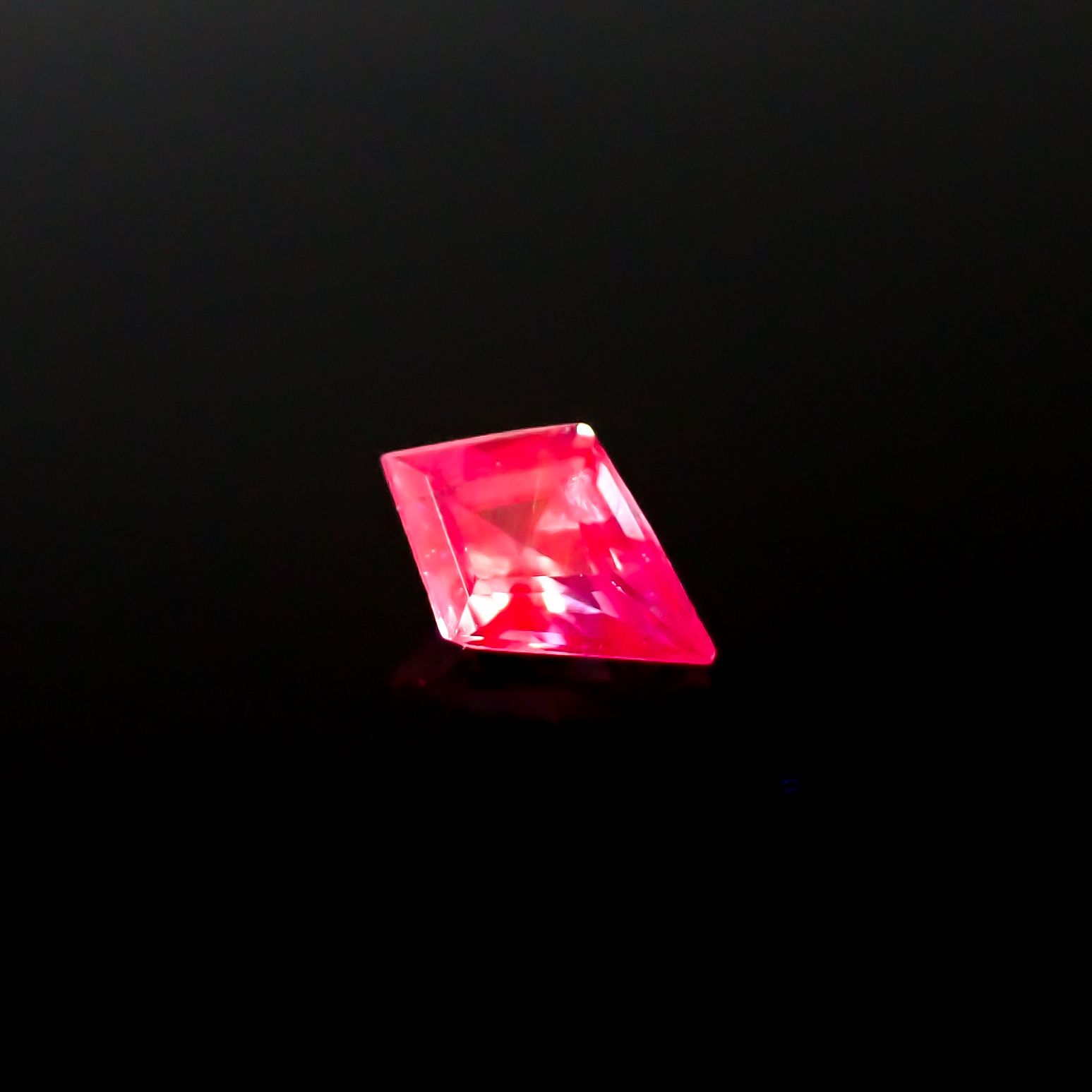 ◇カスタムカット◇ウィンザーサファイア タンザニア・ウィンザー産 0.21ct / 5.5x3.6mm前後 [260532141]