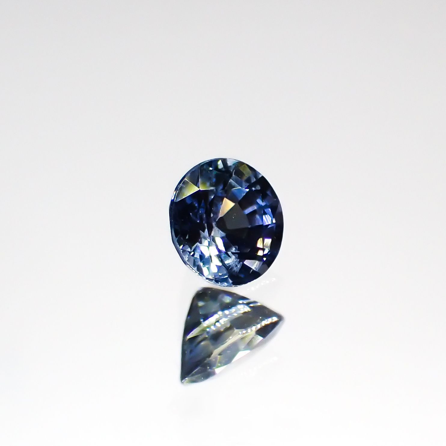アイスブルーサファイア(宝石名サファイア)スリランカ/マダガスカル産 0.38ct 識別済[220515976]4.2x4.2mm前後