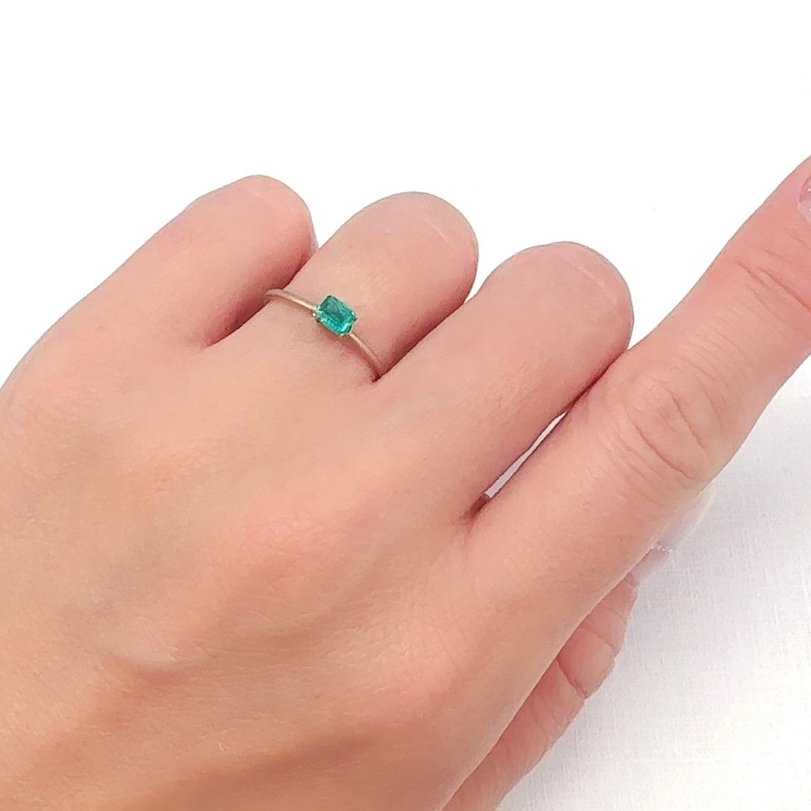エメラルド コロンビア産 0.19ct[240427233]4.1x3.2mm前後