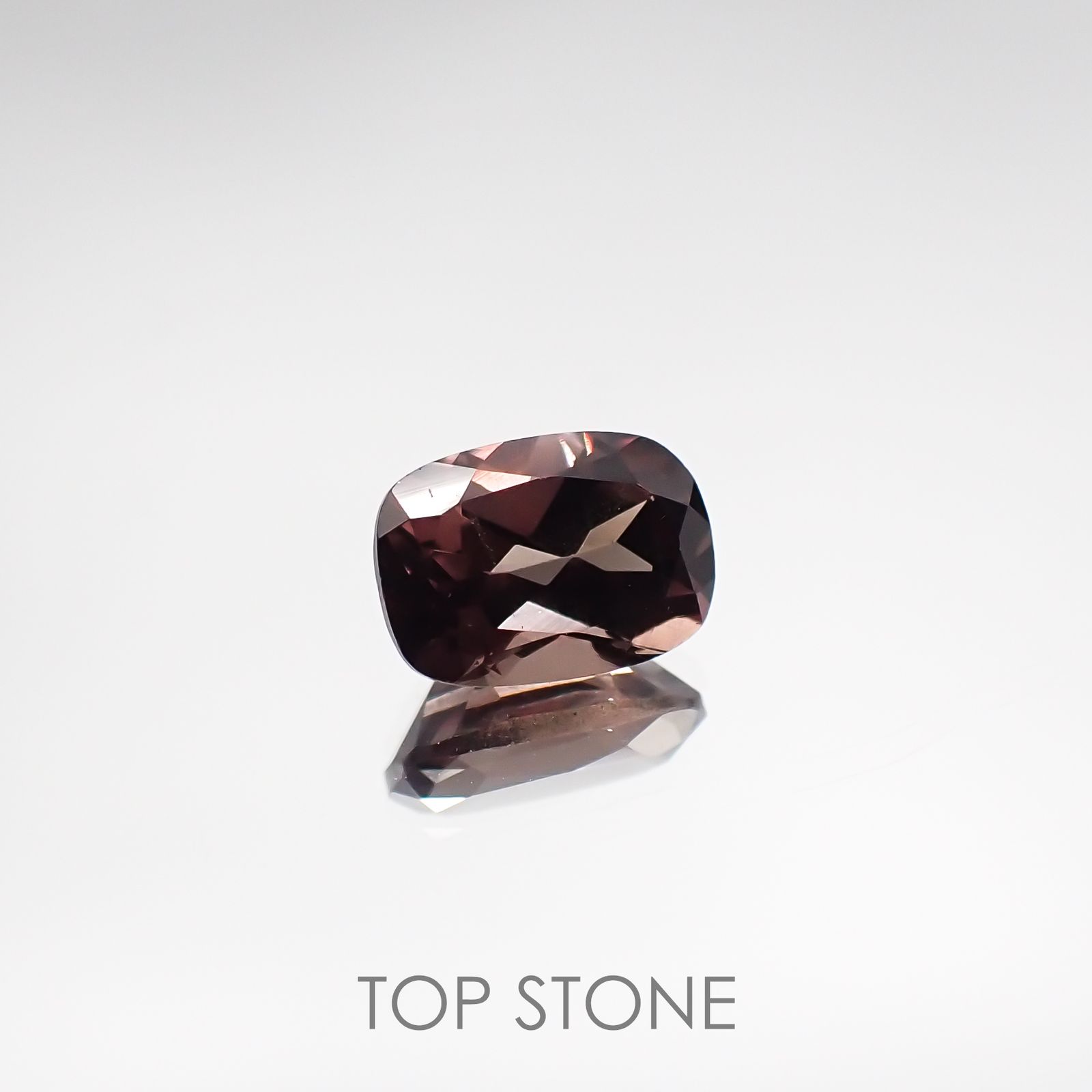 カラーチェンジガーネット(宝石名ガーネット) タンザニア/マダガスカル産 1.32ct 識別済[210611188]7.2×5.1mm前後