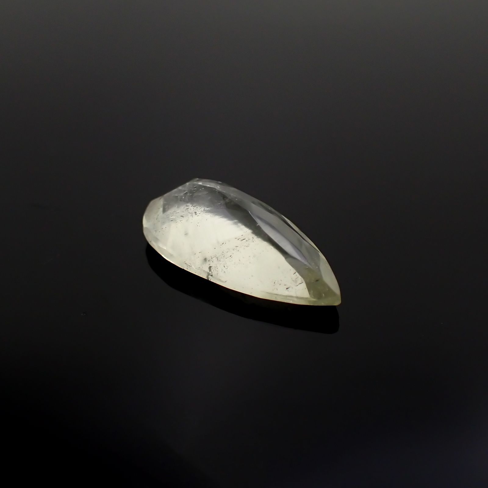 リビアングラス 発見地：エジプト・リビア砂漠 3.84ct[221018199]17.6x9mm前後