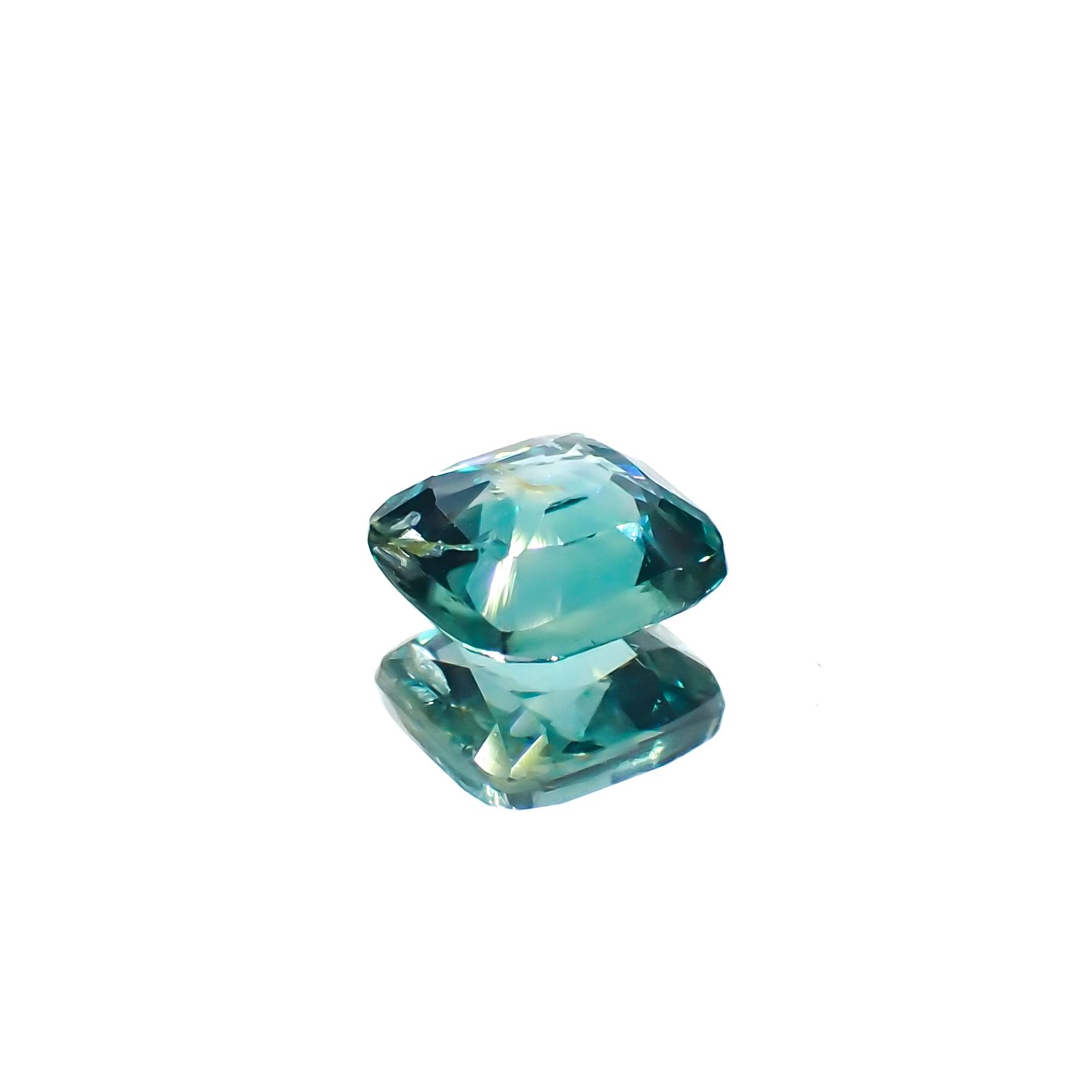 バイカラーカイヤナイト(宝石名カイヤナイト)ネパール産 1.26ct 識別済[240326690]6.1x6mm前後