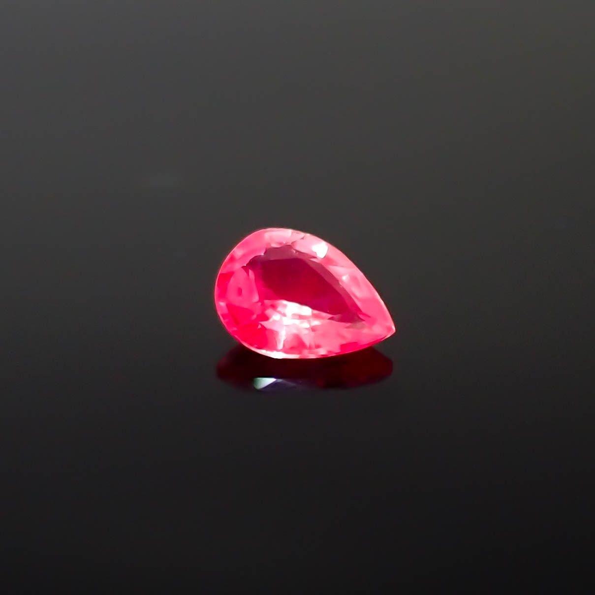 ネオンピンクサファイア スリランカ産 0.16ct[240226300]3.9x2.9mm前後