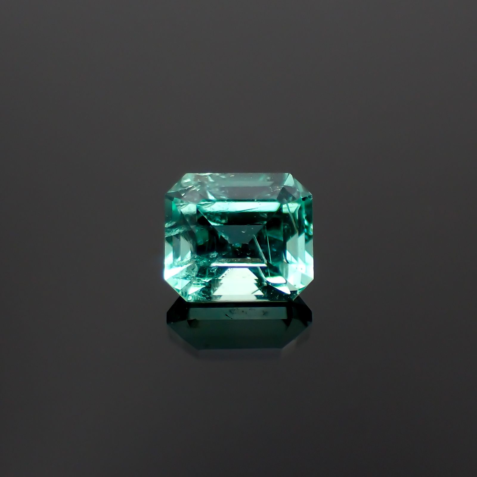 ノンオイル エメラルド ロシア産 0.38ct[230421689]4.4x3.8mm前後
