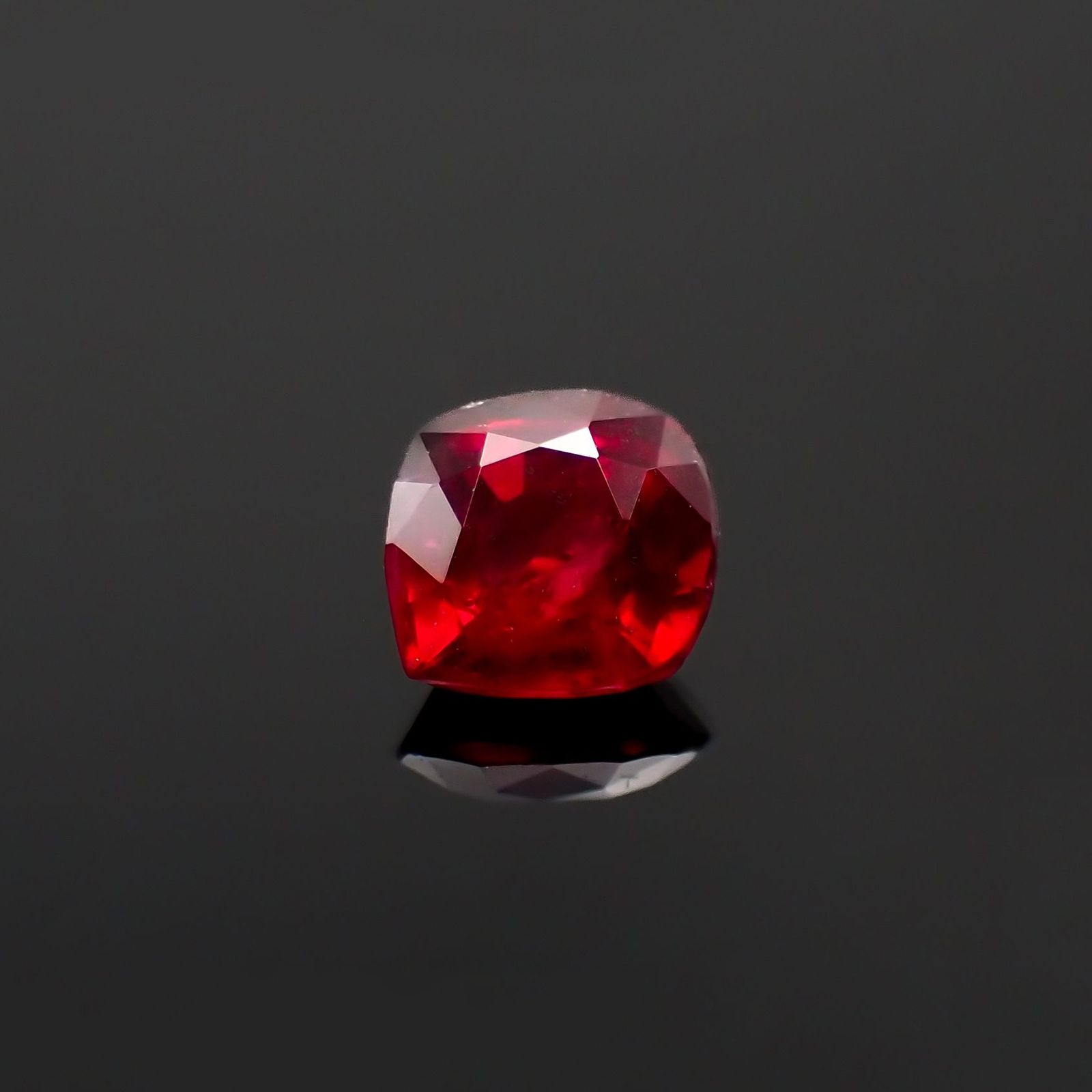 ルビー 非加熱 マダガスカル産 0.28ct / 3.7x3.5mm前後 [230622342]