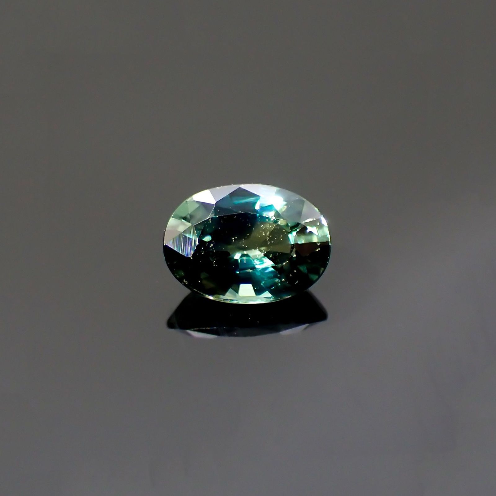 バイカラーサファイア(宝石名バイカラー・サファイア)マダガスカル/オーストラリア産 識別済 0.61ct / 5.8x4.2mm前後 [220114084]