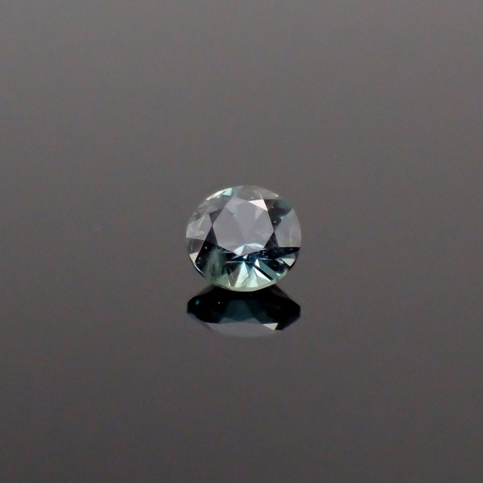 アレキサンドライト ロシア産 0.042ct / 2.1x2.1mm前後 [260131563]