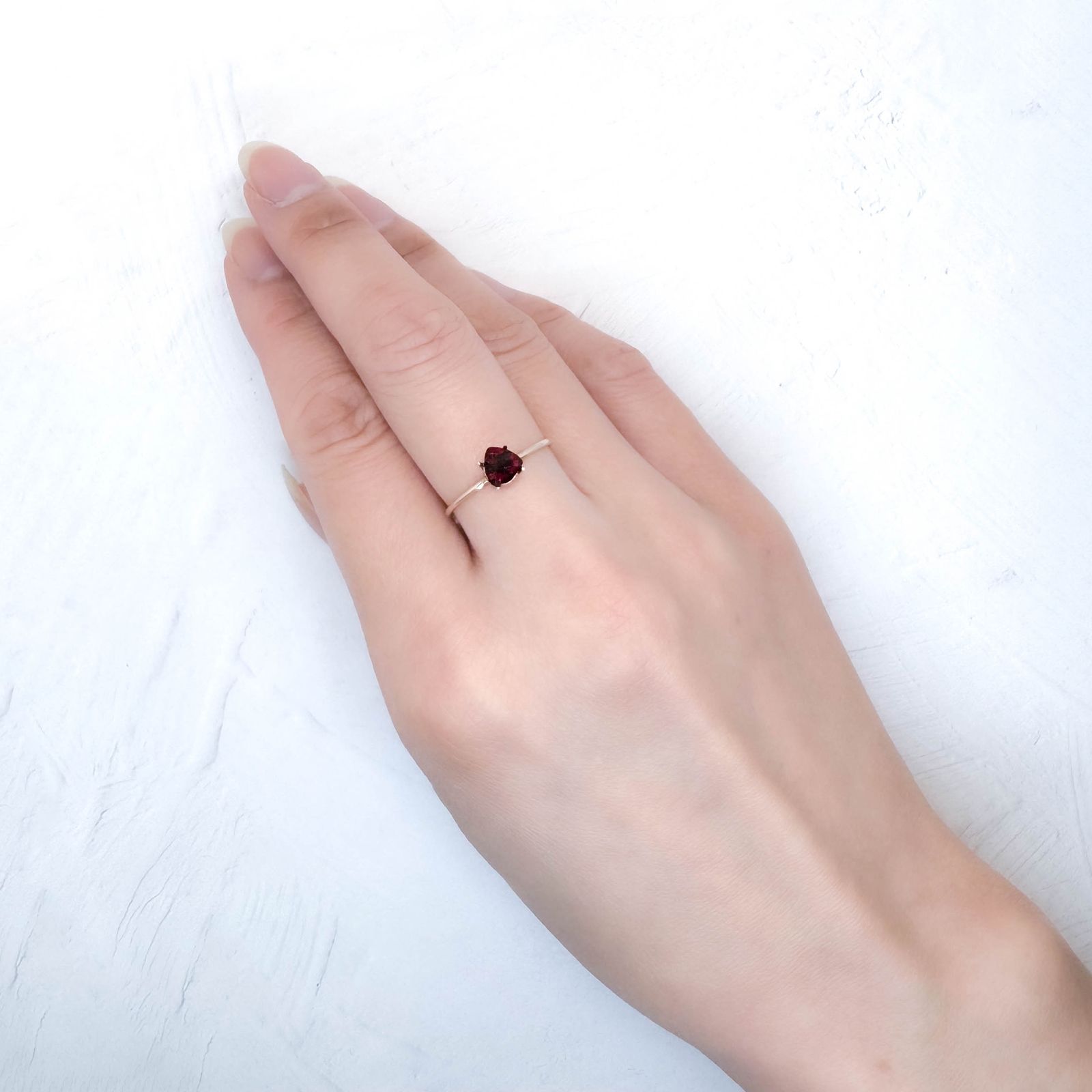 ◇チェッカーカット◇アントヒルガーネット(クロムパイロープガーネット) アメリカ・アリゾナ州産 0.60ct / 5.2x5.3mm前後 [251131340]