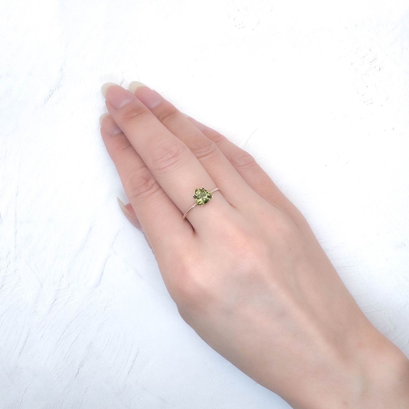 コーネルピン スリランカ産 0.95ct / 6.4x6.3mm前後 [251031234]