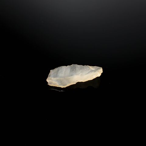 リビアングラス 原石 発見地：エジプト・リビア砂漠 11.26ct [241029287]36.7x16.8mm前後