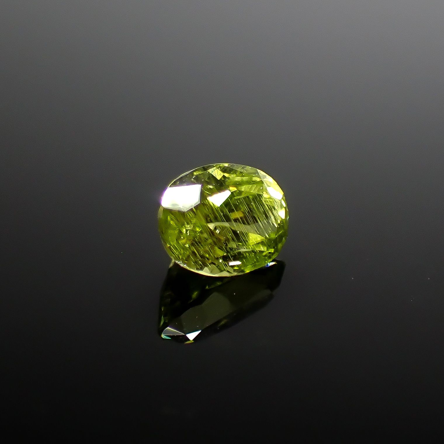 パラサイティックペリドット インドネシア・ジェパラ産 0.58ct [250730814]5.6x4.2mm前後
