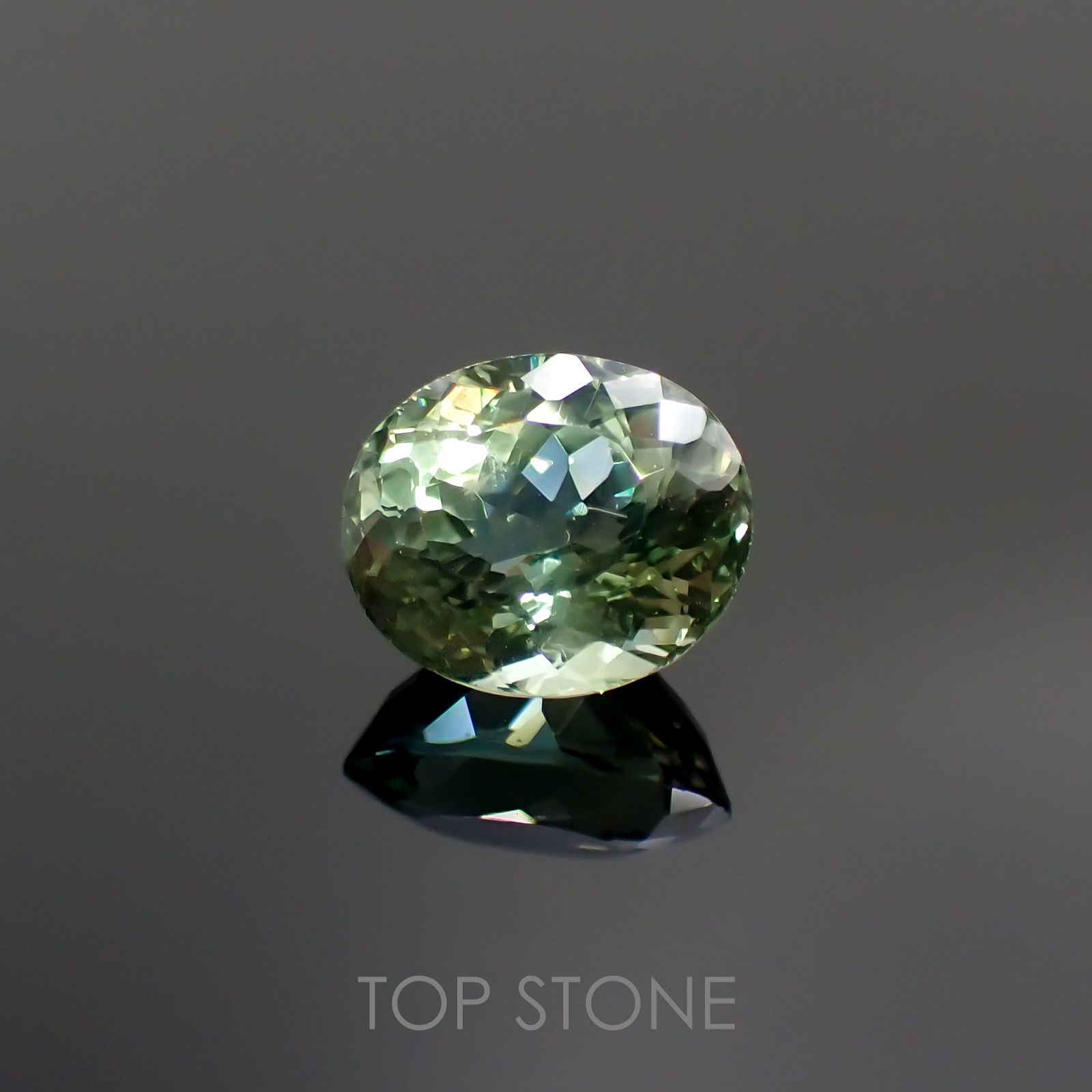 グリーンアパタイト(宝石名アパタイト) マダガスカル産 2.07ct 識別済[20106878]8.2×6.9mm前後
