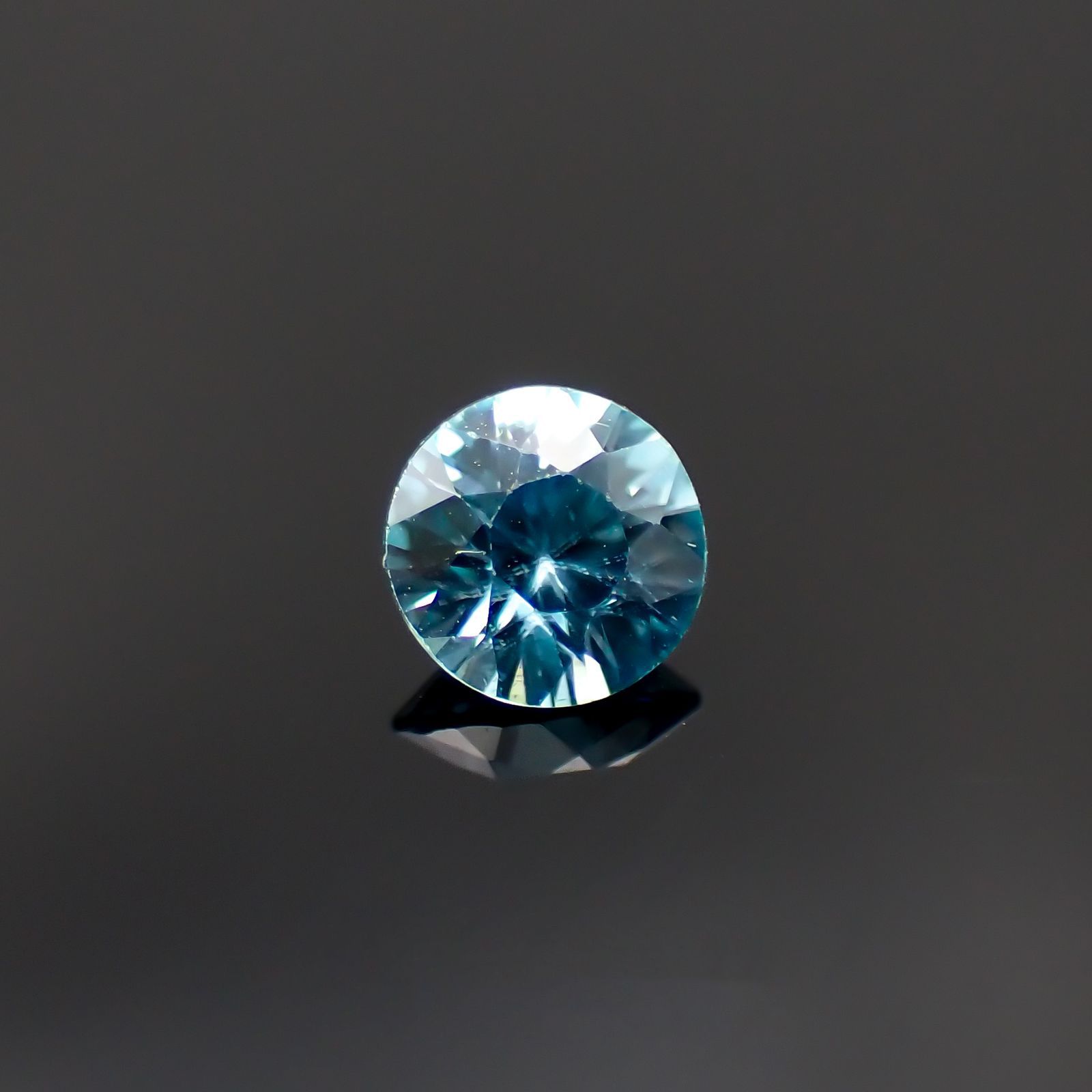 ブルージルコン カンボジア産 0.68ct[230220513]5x4.9mm前後