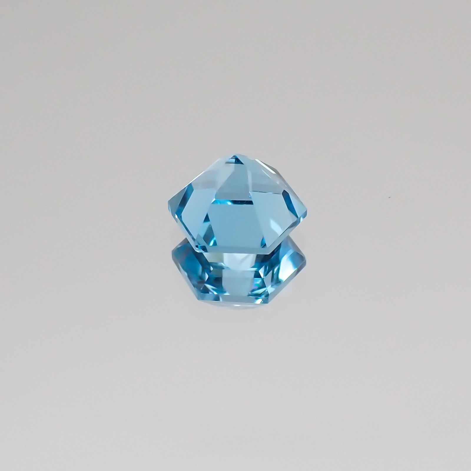 <ランダムセレクト1個販売> ◇ヘキサゴンカット◇スイスブルートパーズSA(宝石名ブルー・トパーズ) ブラジル産 0.60ct前後 識別済[210310168]5.1×5.1mm前後