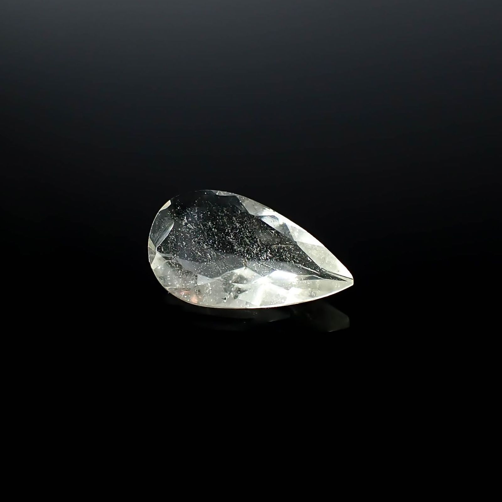リビアングラス 発見地：エジプト・リビア砂漠 1.96ct / 13.9x8mm前後 [251131310]