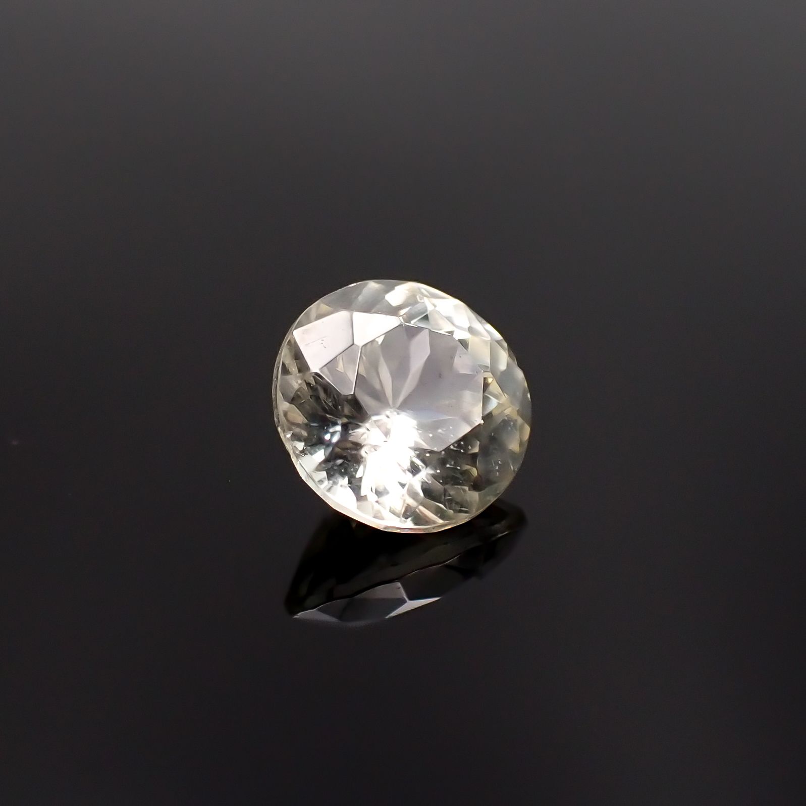 アングレサイト(宝石名アングレサイト)モロッコ産 2.176ct ソ付(日独)[230823287]6.52x6.7mm前後