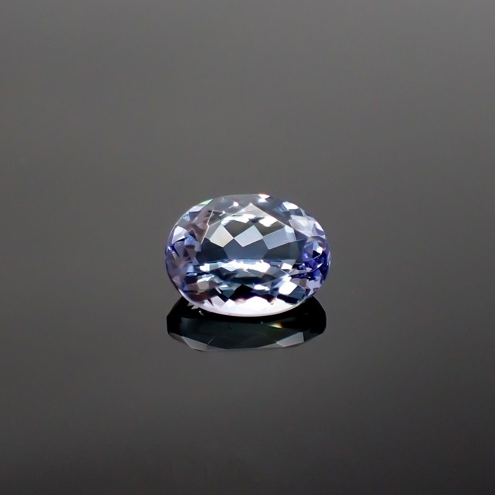 バイカラータンザナイト(宝石名タンザナイト) タンザニア産 ソ付(彩珠) 1.544ct / 8.1x6mm前後 [210711819]