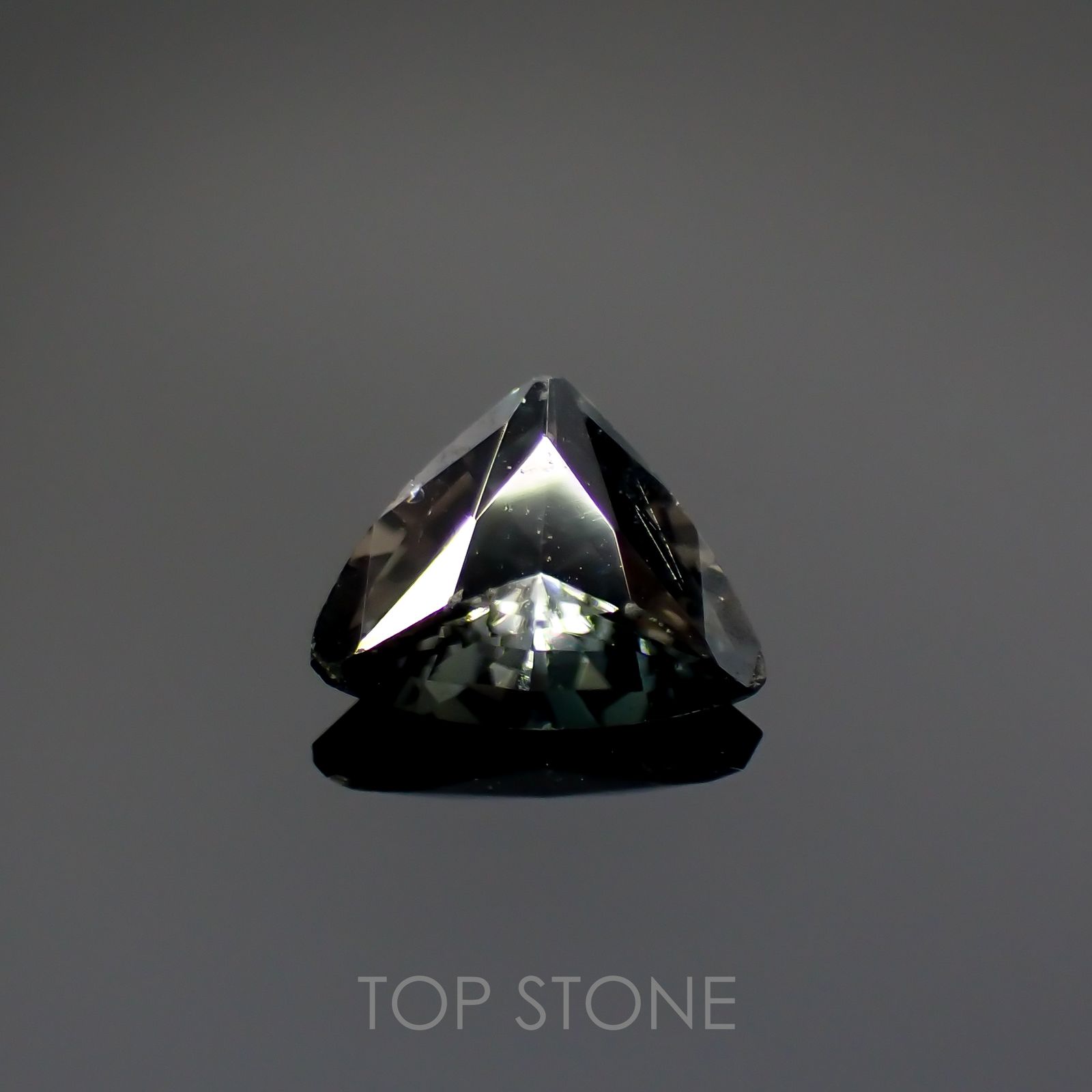 サファリン(宝石名サフィリン) スリランカ産 0.241ct ソ付(彩珠)[21019624]4.1×5.1mm前後
