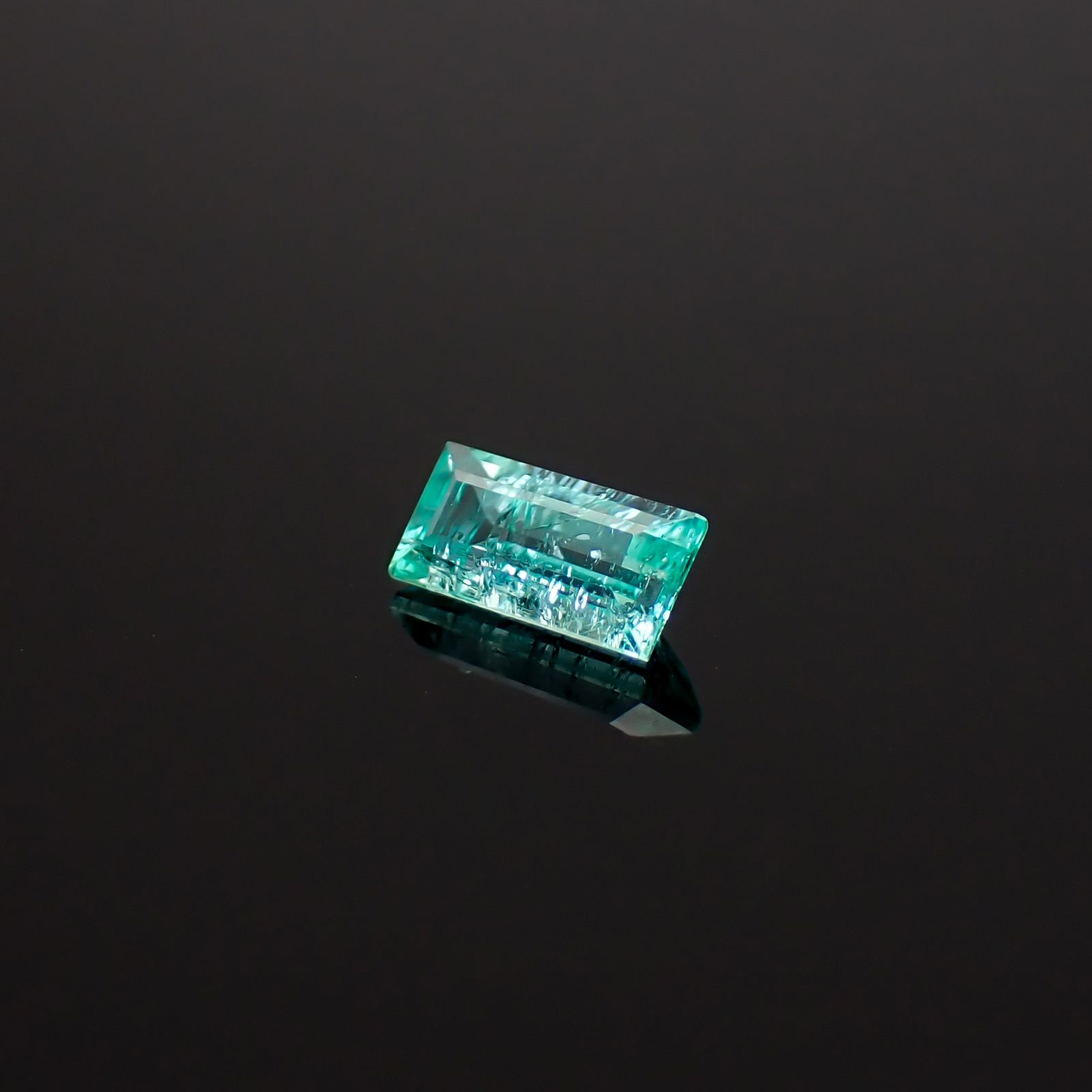 パライバトルマリン ブラジル産 0.21ct / 4.8x2.5mm前後 [260932812]