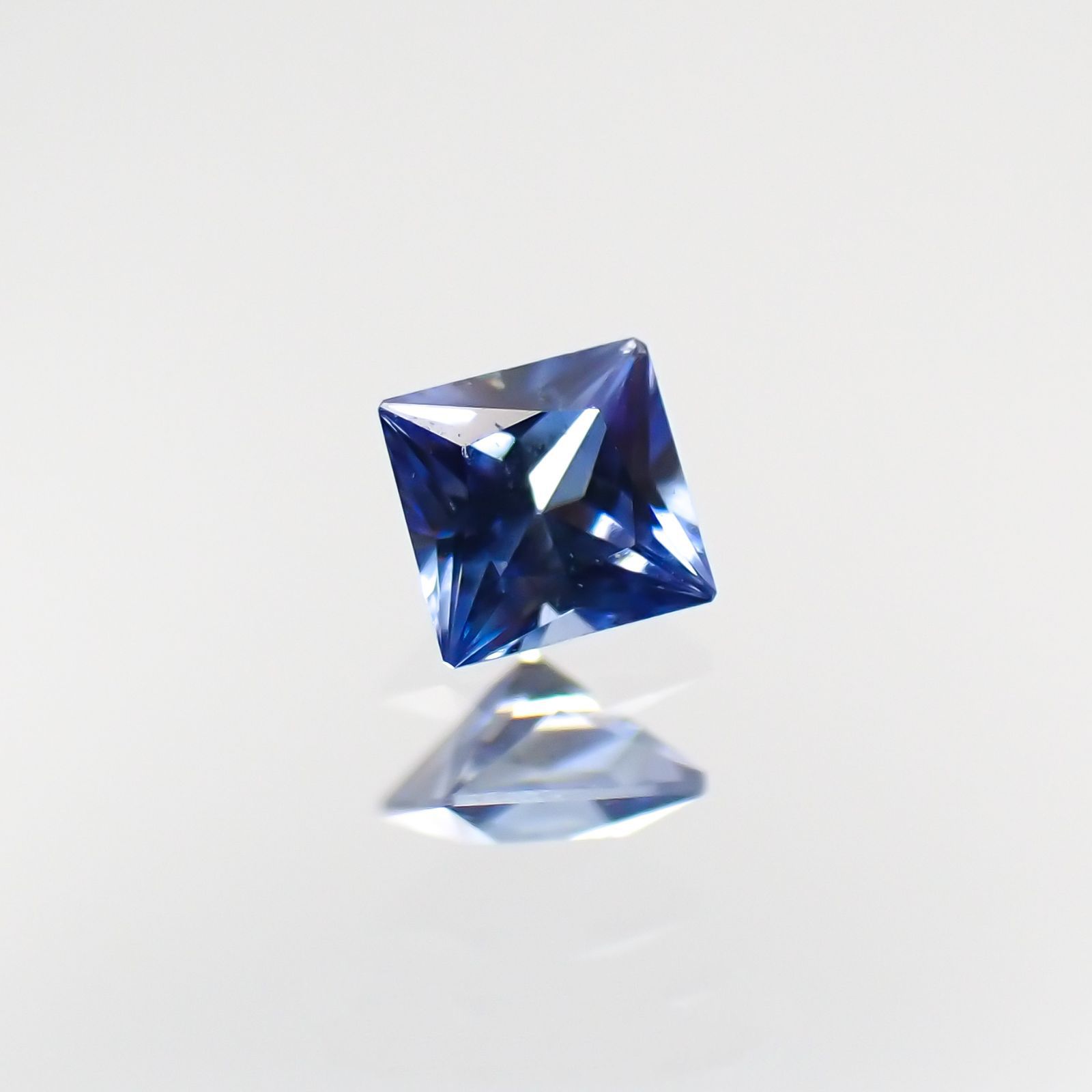 ◇プリンセスカット◇ベニトアイト アメリカ・カリフォルニア州産 0.040ct[221118979]1.9x1.9mm前後