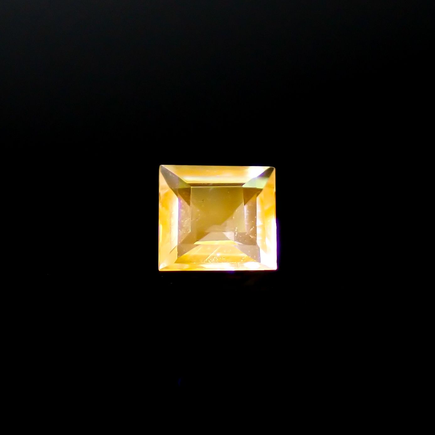 テネブレッセンススキャポライト アフガニスタン産 0.12ct / 3.3x3.1mm前後 [260532262]
