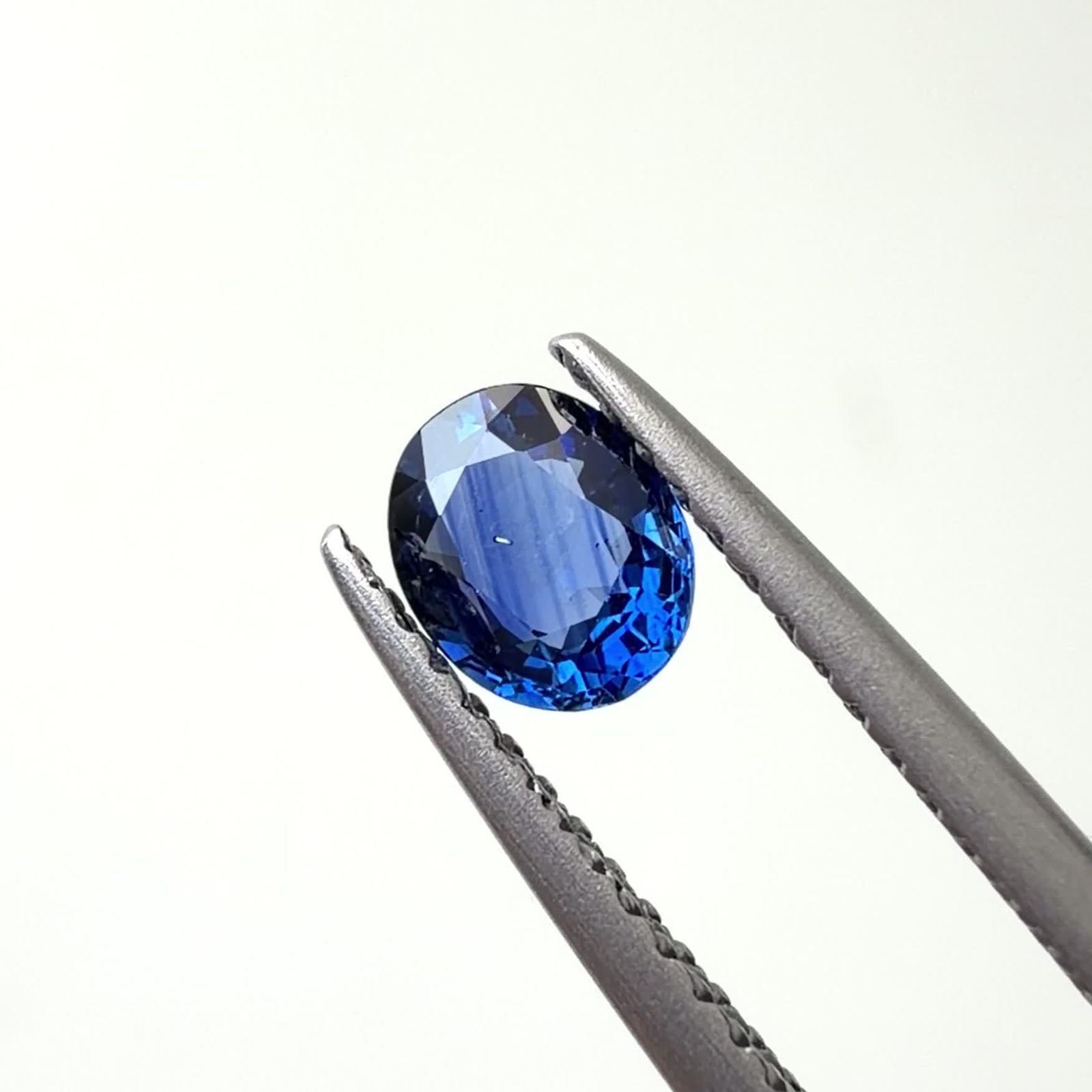 サファイア スリランカ/マダガスカル産 0.56ct / 5.5x4.5mm前後