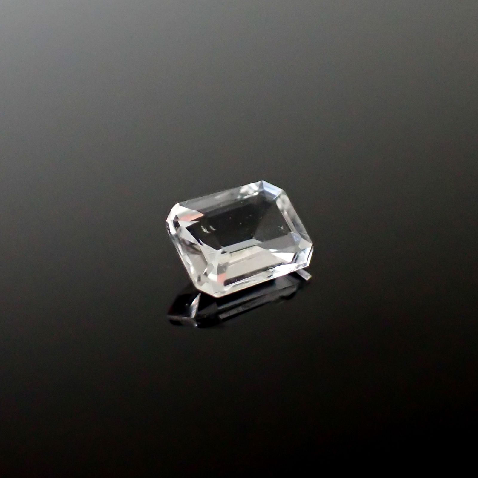 テネブレッセンススキャポライト アフガニスタン産 0.17ct / 4.2x3.1mm前後 [260532257]