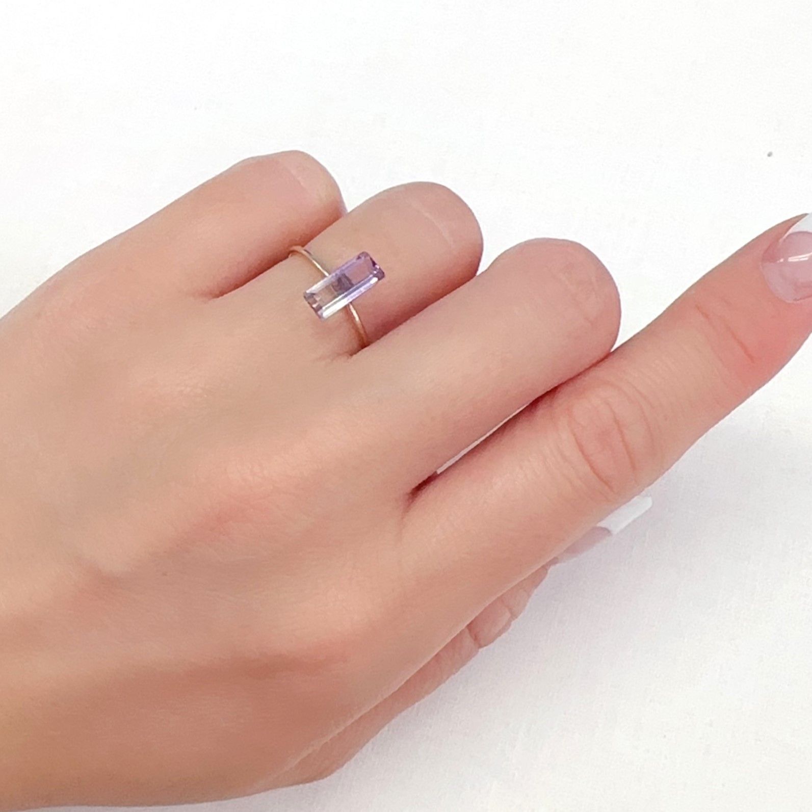 アワーグラスアメジスト(宝石名バイカラー・クォーツ)モロッコ産 1.23ct 識別済[231225096]10.1x4.3mm前後