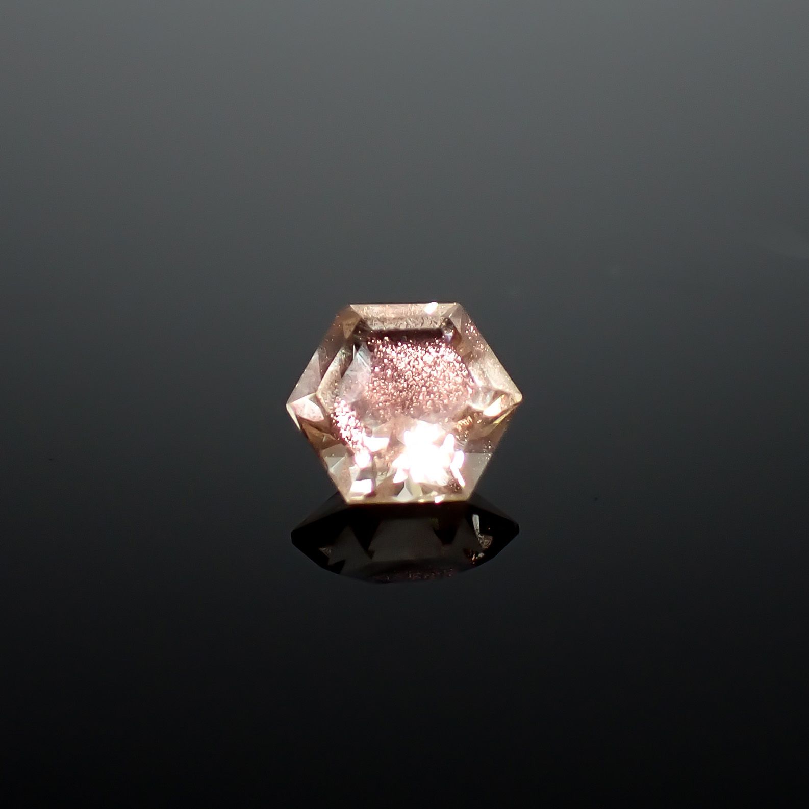 ◇ヘキサゴンカット◇オレゴンサンストーン アメリカ・オレゴン州産 0.57ct / 5.3x5.2mm前後 [260732645]