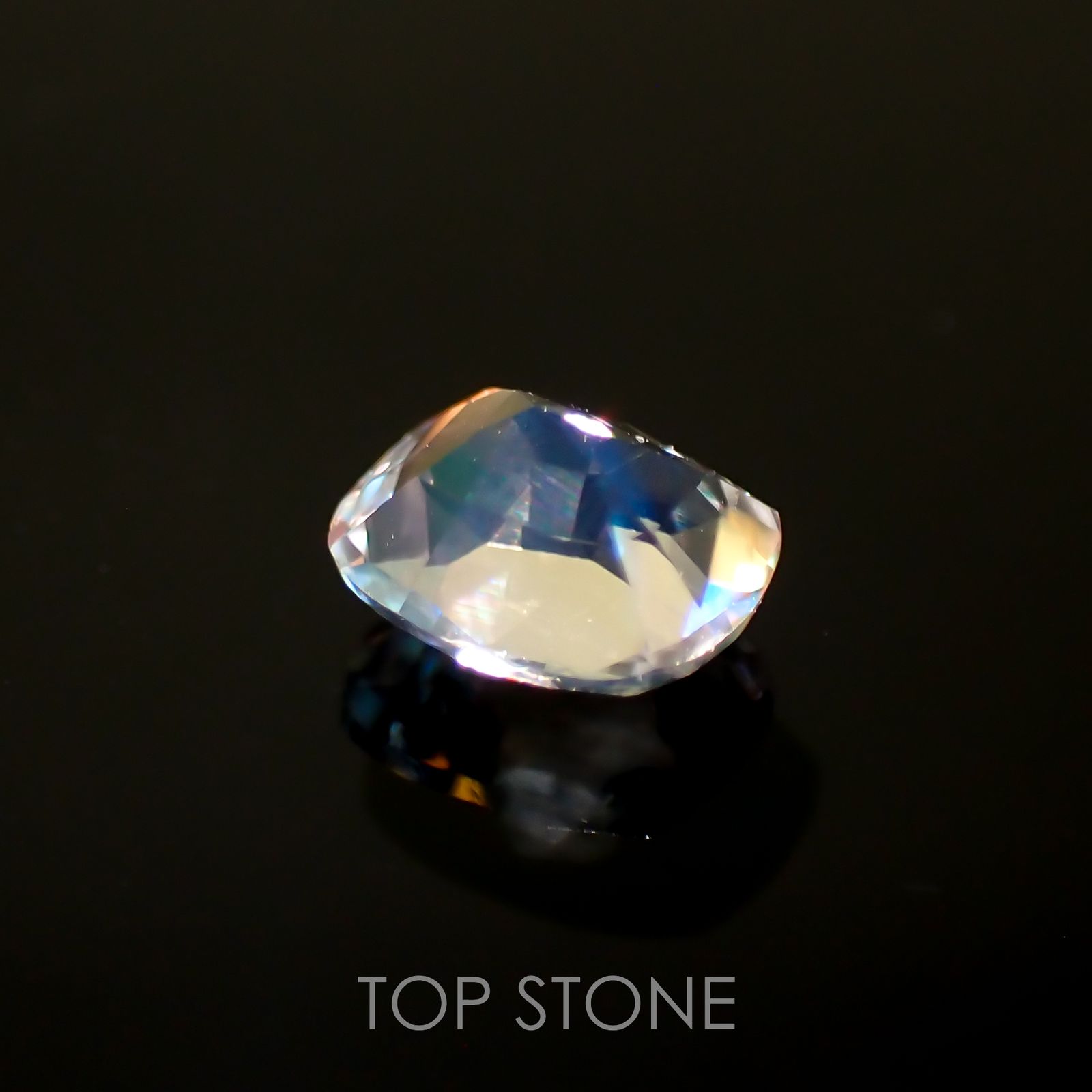 レインボームーンストーン(宝石名ラブラドライト)マダガスカル産 0.45ct 識別済[211113742]5.4x4.5mm前後