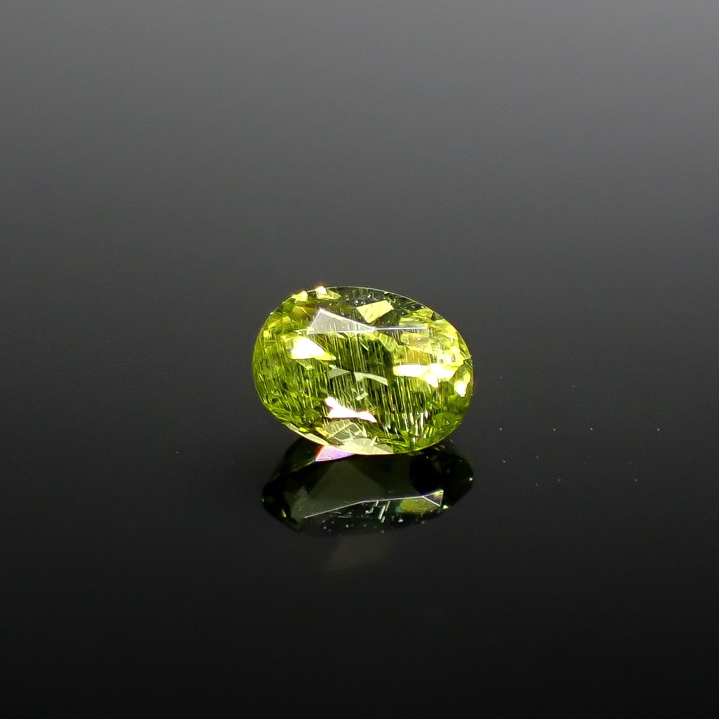 パラサイティックペリドット インドネシア・ジェパラ産 0.58ct [250730814]5.6x4.2mm前後